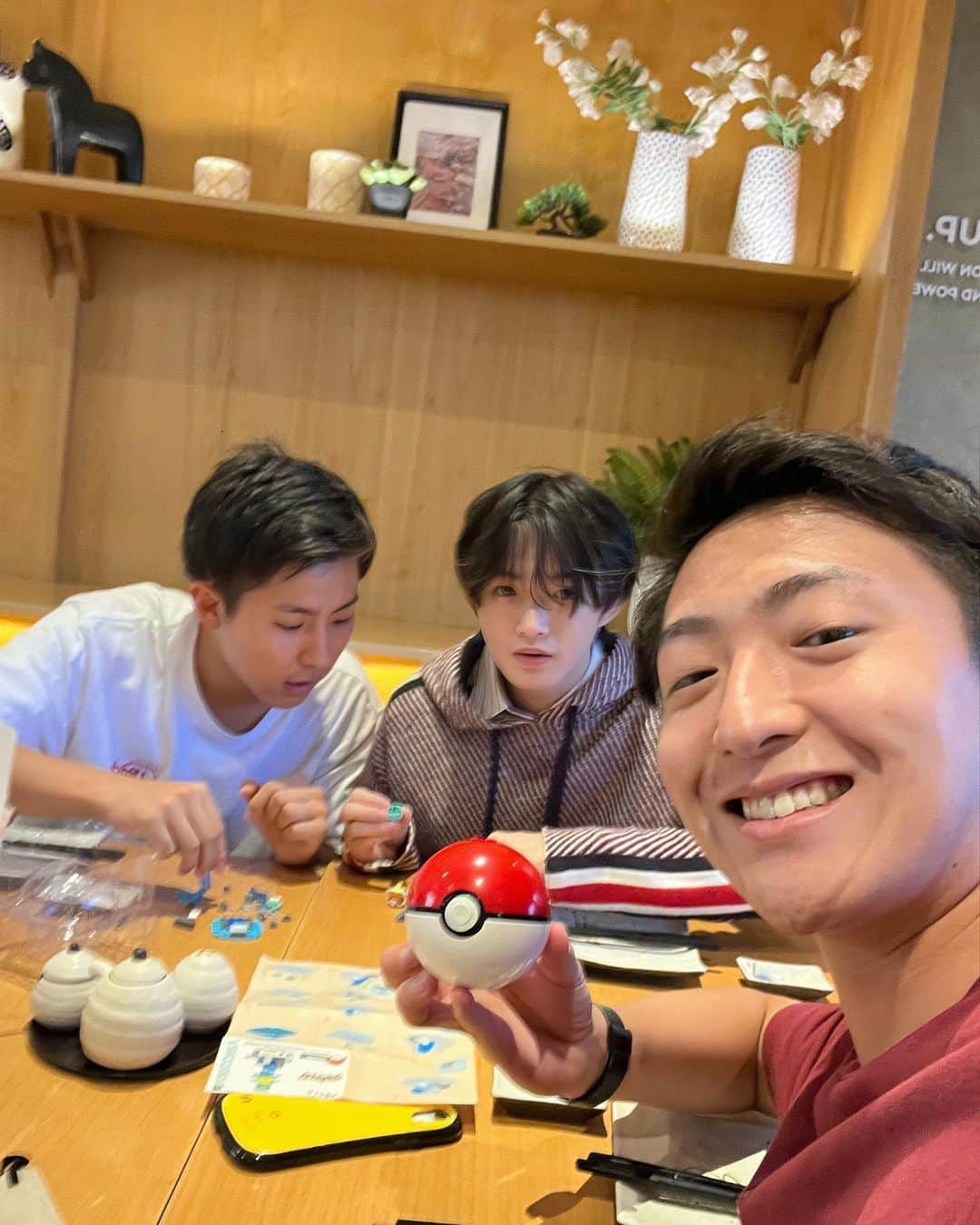 山下智央のインスタグラム：「Reunited🙌🏻  THANKYOU FOR THE GIFT BROOS  Ditunggu juga vlognya aku dikasih kado sama @tomoyama32 @skzk_yusuke diyoutubenya tomohiro!!!」