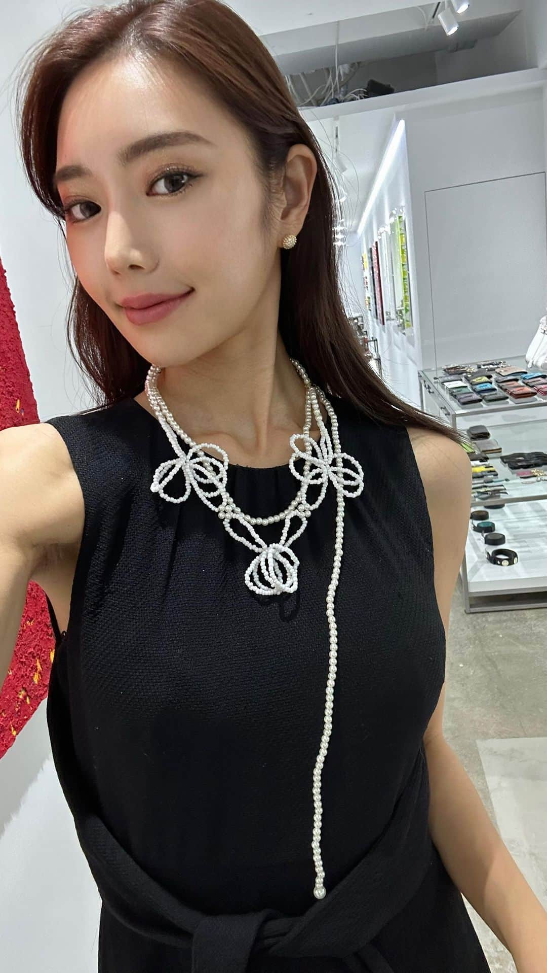 寺口智香のインスタグラム：「new accessory  展示会でゲットしてきました！いろんな付け方があるので楽しみ♡  #andon #andonjionestore #threefourtime #アラサーコーデ #アラサーファッション　#gucci #パールネックレス #自分磨き#ボディメイク  #トレーニング女子 #筋トレ女子 #パーソナルトレーニング #アラサー美容 #体重公開 #体重公開ダイエット#体脂肪率減らしたい #体脂肪率 #レコーディングダイエット #ダイエット記録 #ダイエッターさんと繋がりたい  #ダイエット宣言 #ダイエット  #美容医療好きな人と繋がりたい #美容医療好き　#アンチエイジング  #アラサー女子」