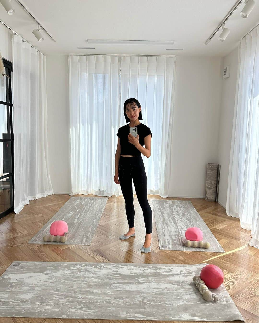 沼田由花のインスタグラム：「自宅スタジオのレッスンを 密かにスタートさせています🧘‍♀️  体と心を整えて 普段頑張っている 皆様にご褒美の時間になる様に ピラティスとアロマで 癒されながらトレーニングを していきます🩵  自分自身に意識して使う時間って なかなか取られないですよね💦  ご紹介制の小さなスタジオです🩵 私と面識のある方か そのお友達に来て頂けます✨  お子様連れの方も来て頂けます💖  気になる方はお問い合わせください💖  #芦屋 #ピラティス #ペリネケア #骨盤底筋 #トレーニング #産後 #産後ダイエット #ダイエット #自然派 #アロマ #癒し」