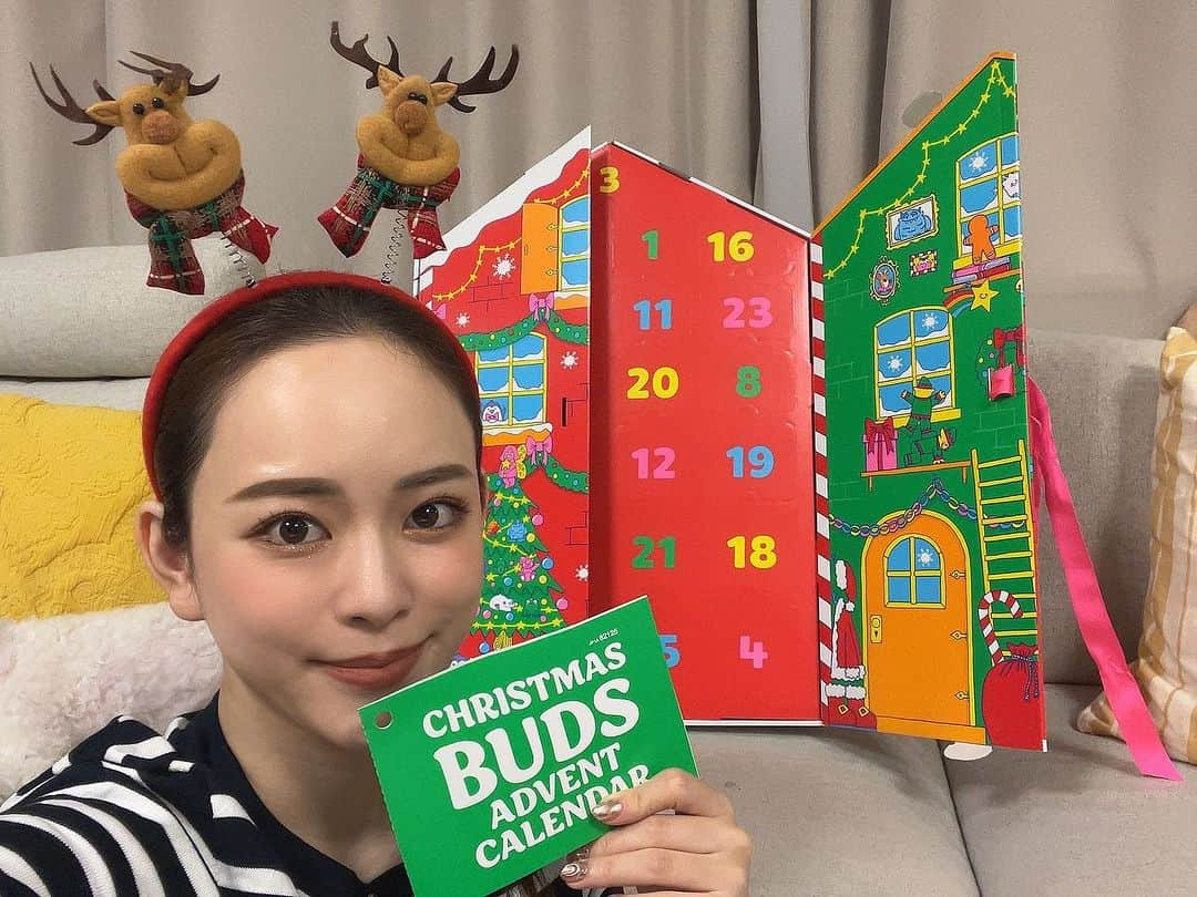 関根理紗のインスタグラム：「年々アドベントカレンダーの登場が早くなってるきがしますね🎄🎉 今年も沢山寝ます寝ましたしようねみんなー💓  2023初めての開封はラッシュでした✨ もうチェックしてくれたー？！  #アドベントカレンダー　#アドベントカレンダー芸人」