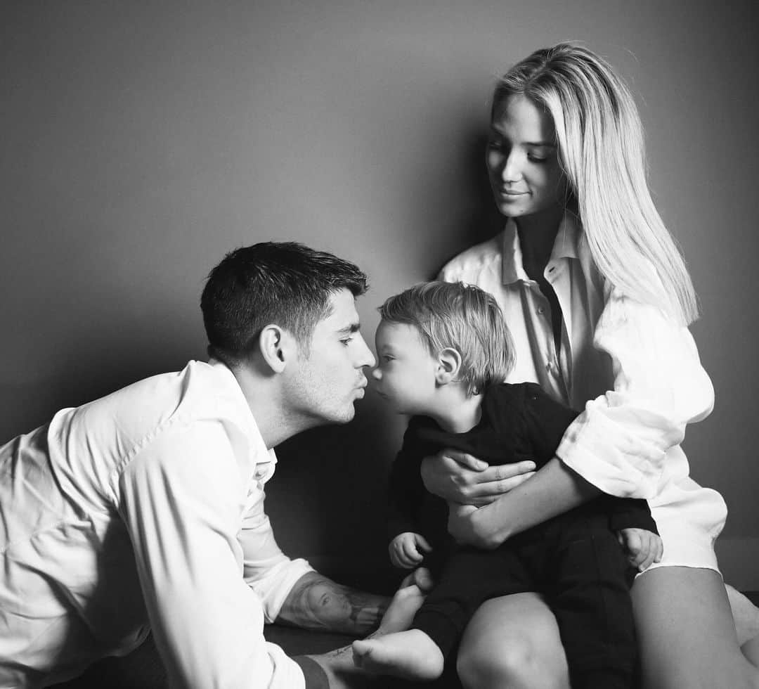 アルバロ・モラタのインスタグラム：「Al sole della nostra casa ♥️ TANTI AUGURI AMORE NOSTRO! Ti amiamo troppo」