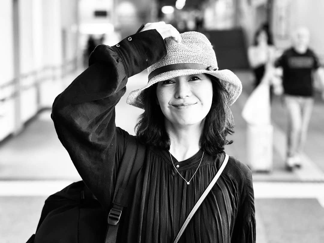 のインスタグラム：「.  季節が急に進んで、夏の想い出が遠くなっていく。 今年の夏は、息子とふたり、陸路であちこちに出かけた。 人混みを通るたび、迷子にならないようにと手をとりそうになるけれど、もう私と同じくらいの背丈で、いつかの小さな男の子ではないのだと気づき、ハッとする。  そろそろ声変わりもはじまりそうで、 きんきらの高い声の、うるさいくらいのおしゃべりを、 たくさん聞いておきたい。  あの子が駅で写真を撮ってくれるとき、 いつもモノクロームなのはなぜだろう。」