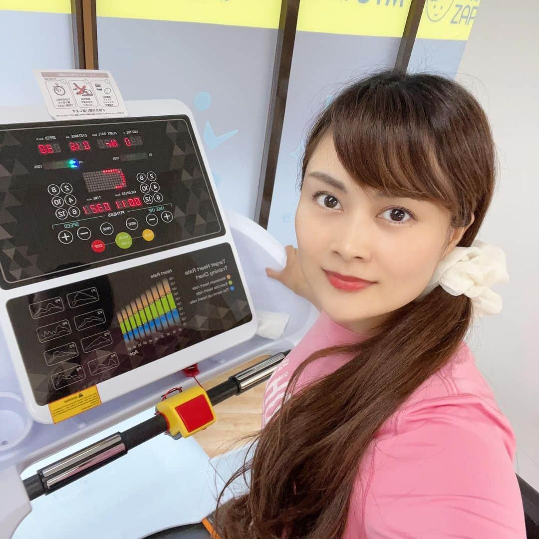 野本愛さんのインスタグラム写真 - (野本愛Instagram)「チョコザップ @chocozap_official で新しく セルフホワイトニングができるようになったよ😃❣️ セルフホワイトニング初めてしたけど こんなに気軽にできるなんてすごい😳❣️ 脱毛やセルフエステと同じように アプリから予約できて キャンセルも簡単✨✨ 急なキャンセルでも キャンセル料とられないところもいい笑  衛生面も問題ないし 運動のついでにできるから これなら忙しい人でも続けられそう😃🩷  月額2,980円（3,278円税込）で こんなに色々なことができて　 友達紹介コードを使うと さらに安くなるから すごいね😆😆  2023年10月1日から2023年10月31日まで  「入会金・事務手数料無料」 ✨  友達紹介コードも併用できて 「5596NLHO」 を入れて入会すると 最大3600円OFFになるから 良かったら使ってね😊✨  #chocozap #chocozap紹介コード  #チョコザップ #ホワイトニング #セルフホワイトニング #トレーニング女子 #トレーニングウェア #筋トレ女子 #筋トレ部  #スポーツジム #トレーニングマシン #トレーニング記録 #トレーニング動画 #セルフエステ #ラジオ波 #ジム女子 #コンビニジム #セルフ脱毛」9月29日 19時00分 - himemode