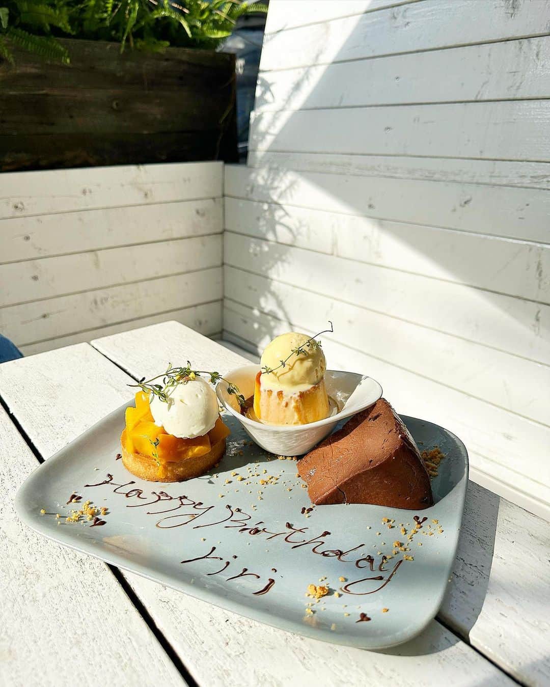 ririのインスタグラム：「🍨🍨🍨  🕊平和で平凡な毎日に感謝💕  みかちゃんとテラスで ほっこりランチ🍽☺️🌻  サプライズ🎂で お祝い🥂してもらっちゃった🤭💕💕💕 アタシが1番好きな @chanelofficial の #ココマドモアゼル 覚えててくれたの嬉しい🥹🎁 すっごく好きな香りで癒される〜💝  みかちゃんとはもう10年近いけど これからもみかちゃんが元気で楽しく笑顔溢れる日々を過ごせますように😃🌈応援してるよー📣🐸  また１０月会おうね💕 ありがとう😊✌️🐕‍🦺w  #love #birthday」