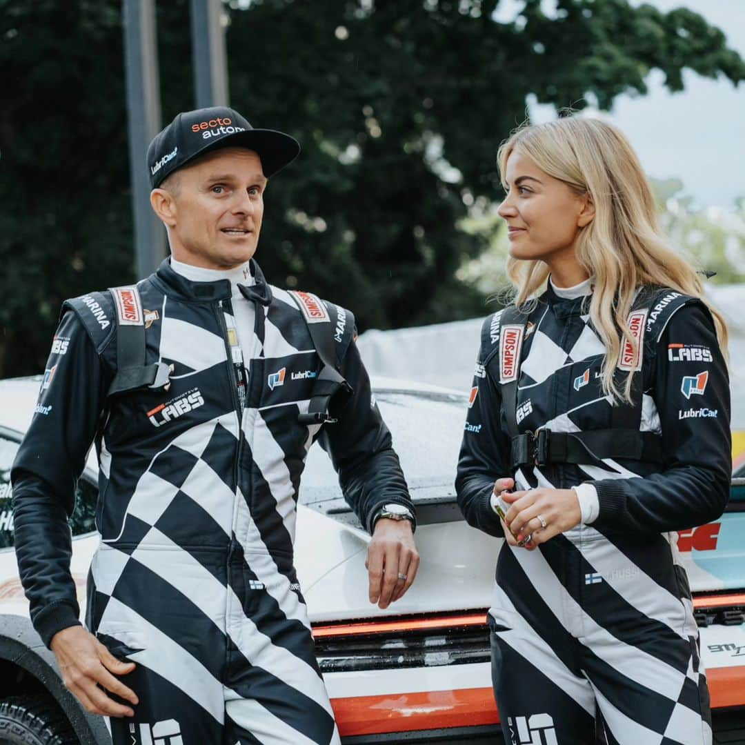 ヘイキ・コバライネンさんのインスタグラム写真 - (ヘイキ・コバライネンInstagram)「Kauden viimeinen SM-ralli ja tyytyväinen Heikki Kovalainen. ☺️  🚘 Kovalaiselle tutuin ajopinta on asfaltti, joten uudet alustat sora ja lumi ovat tarjonneet opettavaisia kilometrejä sekä kehitystä. Vauhti on parantunut koko ajan.   🔝 "Koko ajan on menty eteenpäin ja niiden linjojen mukaisesti, joita itselleni tavoitteeksi ennen kautta asetin. Kärkivauhtiin ei ole vielä asiaa, mutta sija silta olen päässyt siihen tuntumaan. Näin myös ajattelin kauden etenevän.”   👥 Huipputiimin kanssa on ollut kiva tehdä töitä. Kokkola Ralliin autokunta Kovalainen-Hussi on suuntaamassa hyvällä mielellä.   🤩 “Soralla ajaminen on ollut kivaa ja on jälleen mukava suunnata kohti lähtöä. Kaikki on kunnossa ja lähden katsomaan, millaisia teitä Kokkolasta löytyy”, Kovalainen tunnelmoi.   Tulkaahan sanomaan moi ja kannustamaan pätkille.   #ralli #kokkola #sectolabs #co2neutral #rallism」9月29日 16時29分 - heikkikovalainen