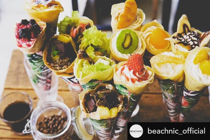 幸太のインスタグラム：「今週末10月1日　@beachnic_official  at @perfectswell.shizunami にて  @cafe_beach_tree  会場限定クレープと クレープ作り体験で 出陣します‼️  勿論、俺もお手伝いします💪    Posted @withregram • @beachnic_official WORKSHOP & BOOTH . BEACH TREE／  Blue.を含む、数多くのメディアで活躍するモデルの幸太さんが主宰するCAFÉ & SALON。 ひとつひとつ丁寧に心を込めて作り上げるこだわりの料理を提供し、 ひとりひとりのスタイルに寄り添ったヘアメイクを行っている。  屋号には、「ビーチにある大きな樹の下に人が集まり、つながりが生まれる。そんな場所になって欲しい」という願いが込められ、本厚木に新たな風を起こしている。    イベント当日、09:00～12:30（最終受付）までクレープ作り体験ができるワークショップを開催！ 「シュガーバター」「ベリー」「チョコ & クリーム」の3種類のテイスト、そして生地は「プレーン」または「コーヒー」の２種類からお選びいただき、オリジナルクレープを作れちゃいます‼️   あわせて、お店の人気メニュー「チョコバナナ」「ツナワサビ」、さらにはローカルコミュニティを集めたブースに登場する「ハロー！ ベジーズ」のパッションフルーツ・ソースを使用したBeachnic限定クレープ（100食限定！）を味わえます。  お楽しみに！さらなる詳細は公式WEBをご確認ください。 . . @cafe_beach_tree  @kotawave  @hello.veggies  #beachnic  #ビーチニック  #knotonlinecontest  #shizunamisurfstadium  #静波サーフスタジアム」