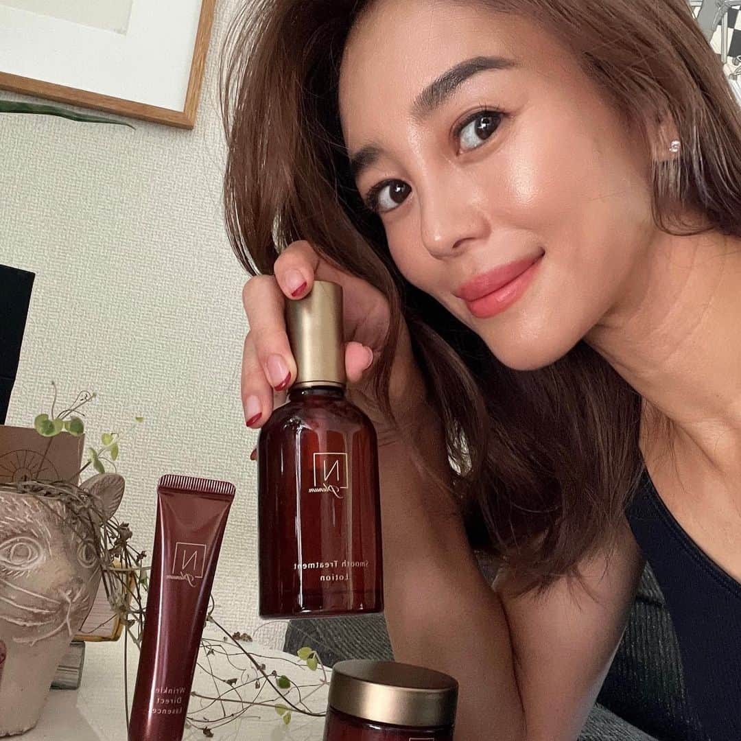 大桑マイミさんのインスタグラム写真 - (大桑マイミInstagram)「1年3ヶ月使ってる N organic 使い続けて肌に自信がもてました。 乾燥しがちな肌でも、潤う艶肌を目指すケア。スキンケアが楽しくなるきっかけをくれました。 N organicから新しいシリーズ N organic plenum が登場。 歳を重ねる度にでてくるネガティブなことも癒しによって解放されてく。 与えた分だけしっかりこたえてくれる。  N organic Plenum スムーストリートメント ローションは濃密なとろみで保湿力。 すぅーと馴染んで肌馴染みよく潤い、キメ細やかな肌を目指せます。  お風呂上がりのスキンケアの時間、香りでリラックスタイムに。 N organic Plenum リンクルダイレクト エッセンス　& N organic Plenum ディープホールド クリーム で仕上げ！ 濃密なクリームがベタつかずに、朝まで※潤いを保ってくれるそうです。  ※肌のハリ感(保湿による)塗布6時間後の耐久テストクリア実績による  寝る前に子供達が私の頬に顔を寄せてきて もちもちしてて気持ちぃーとくっついてくれます。わかるんですね〜嬉しい。  この感覚が続くように心穏やかに豊かな自分でいたいな。 心地よく 優しくスイッチをいれてくれます。  そんな私に寄り添ってくれる N organic plenum  使いつづけていきたい 本当によい  #NorganicPlenum #プレナム #Norganic」9月29日 16時32分 - maimiokuwa