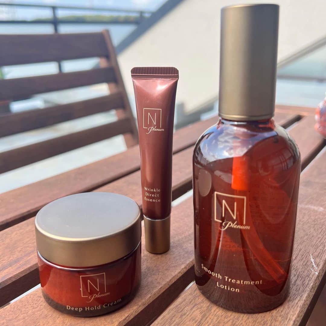 大桑マイミさんのインスタグラム写真 - (大桑マイミInstagram)「1年3ヶ月使ってる N organic 使い続けて肌に自信がもてました。 乾燥しがちな肌でも、潤う艶肌を目指すケア。スキンケアが楽しくなるきっかけをくれました。 N organicから新しいシリーズ N organic plenum が登場。 歳を重ねる度にでてくるネガティブなことも癒しによって解放されてく。 与えた分だけしっかりこたえてくれる。  N organic Plenum スムーストリートメント ローションは濃密なとろみで保湿力。 すぅーと馴染んで肌馴染みよく潤い、キメ細やかな肌を目指せます。  お風呂上がりのスキンケアの時間、香りでリラックスタイムに。 N organic Plenum リンクルダイレクト エッセンス　& N organic Plenum ディープホールド クリーム で仕上げ！ 濃密なクリームがベタつかずに、朝まで※潤いを保ってくれるそうです。  ※肌のハリ感(保湿による)塗布6時間後の耐久テストクリア実績による  寝る前に子供達が私の頬に顔を寄せてきて もちもちしてて気持ちぃーとくっついてくれます。わかるんですね〜嬉しい。  この感覚が続くように心穏やかに豊かな自分でいたいな。 心地よく 優しくスイッチをいれてくれます。  そんな私に寄り添ってくれる N organic plenum  使いつづけていきたい 本当によい  #NorganicPlenum #プレナム #Norganic」9月29日 16時32分 - maimiokuwa