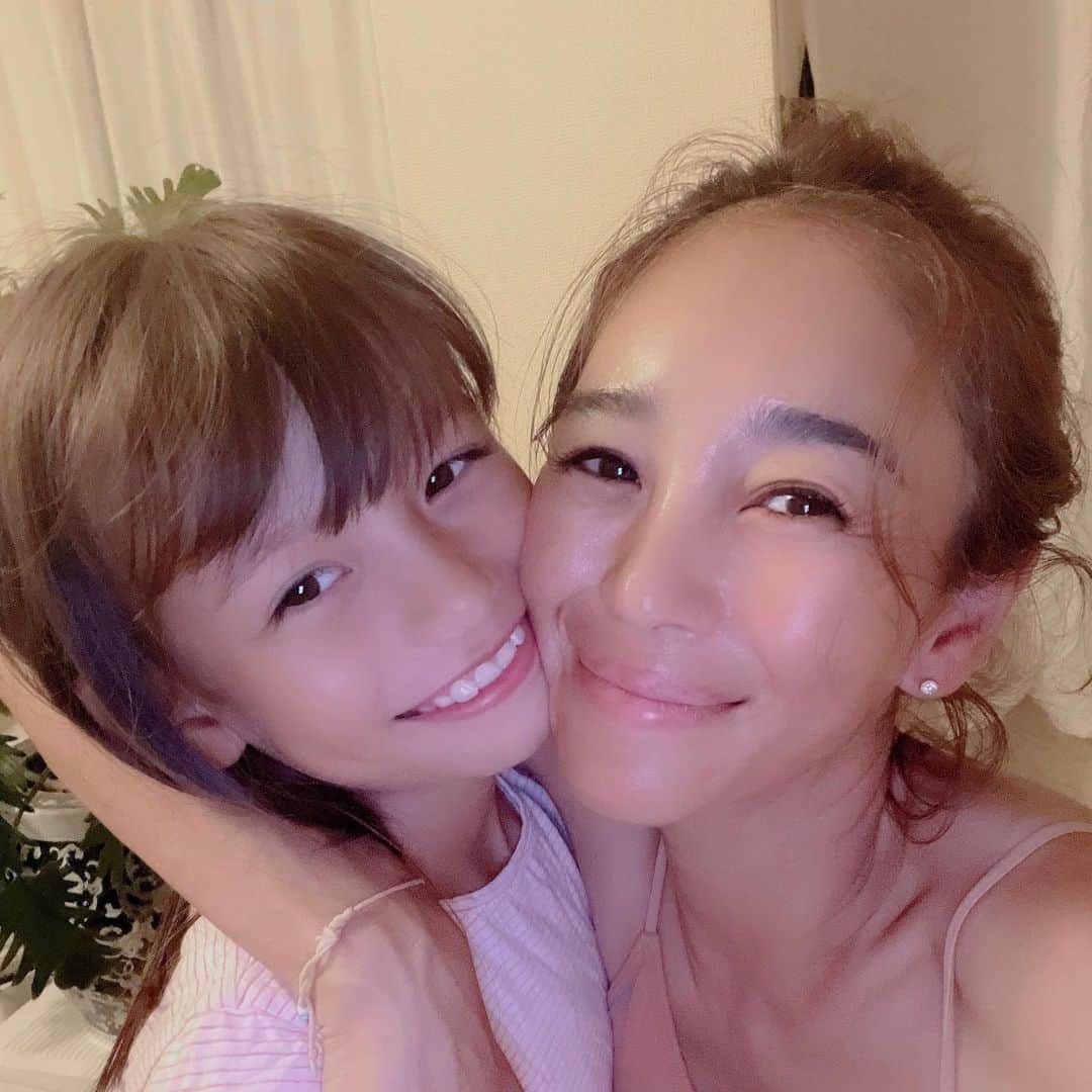 大桑マイミさんのインスタグラム写真 - (大桑マイミInstagram)「1年3ヶ月使ってる N organic 使い続けて肌に自信がもてました。 乾燥しがちな肌でも、潤う艶肌を目指すケア。スキンケアが楽しくなるきっかけをくれました。 N organicから新しいシリーズ N organic plenum が登場。 歳を重ねる度にでてくるネガティブなことも癒しによって解放されてく。 与えた分だけしっかりこたえてくれる。  N organic Plenum スムーストリートメント ローションは濃密なとろみで保湿力。 すぅーと馴染んで肌馴染みよく潤い、キメ細やかな肌を目指せます。  お風呂上がりのスキンケアの時間、香りでリラックスタイムに。 N organic Plenum リンクルダイレクト エッセンス　& N organic Plenum ディープホールド クリーム で仕上げ！ 濃密なクリームがベタつかずに、朝まで※潤いを保ってくれるそうです。  ※肌のハリ感(保湿による)塗布6時間後の耐久テストクリア実績による  寝る前に子供達が私の頬に顔を寄せてきて もちもちしてて気持ちぃーとくっついてくれます。わかるんですね〜嬉しい。  この感覚が続くように心穏やかに豊かな自分でいたいな。 心地よく 優しくスイッチをいれてくれます。  そんな私に寄り添ってくれる N organic plenum  使いつづけていきたい 本当によい  #NorganicPlenum #プレナム #Norganic」9月29日 16時32分 - maimiokuwa