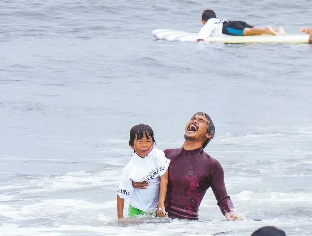 ビラボンさんのインスタグラム写真 - (ビラボンInstagram)「9月23日(土)に開催された 『SUPER KIDS "1st" CHALLENGE SHONAN』  参加されたKIDS、そして 先生 ( プロサーファー達 ) 、とにかく皆笑顔!   みんな、きっと素敵なサーファーになるでしょう!  Special Thanks @kongwetsuits  @murasakisports_official @fcs_japan  @aqakinugawa  @airtightwetsuits_jp @syndicatejpn2018 @brisa_marina_uv  @billabongwomensjp   #superkids1stchallengeshonan #キッズサーフィンスクール」9月29日 16時32分 - billabong_japan