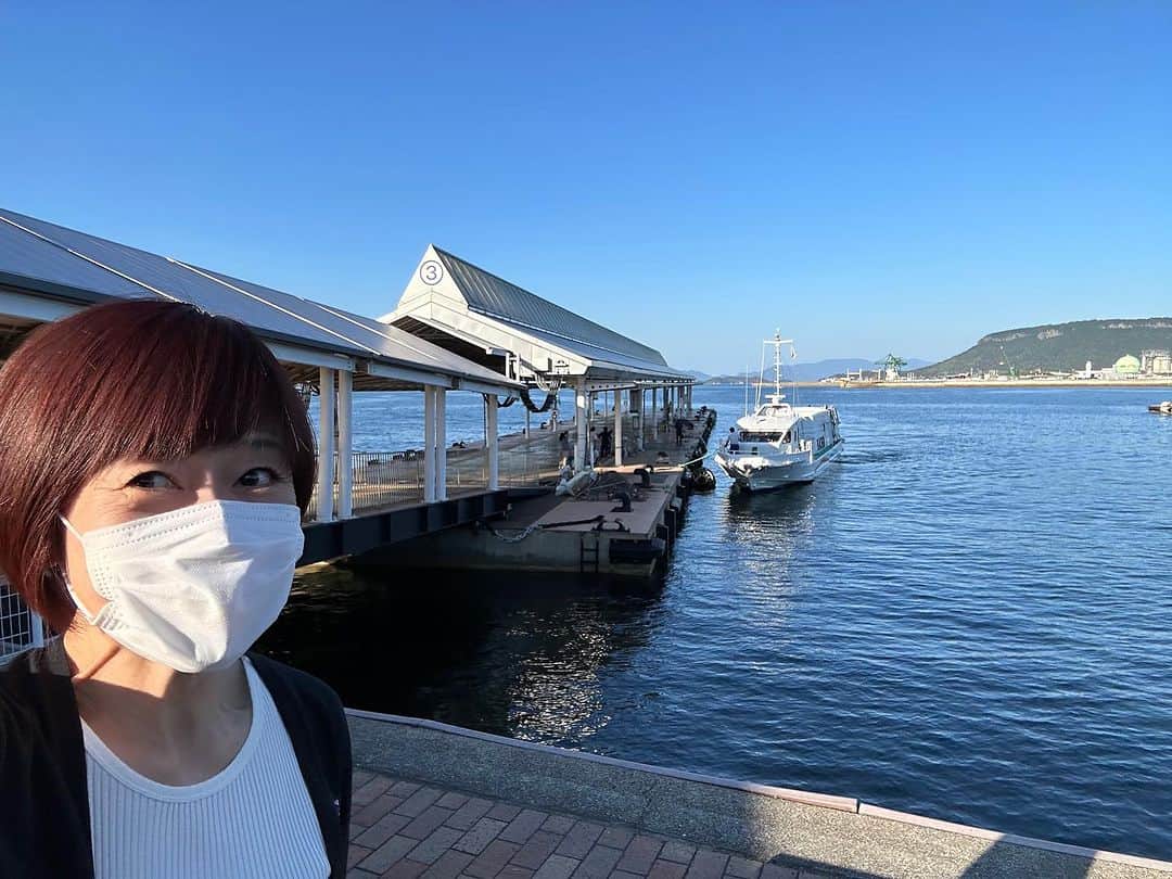 神野美伽さんのインスタグラム写真 - (神野美伽Instagram)「9月29日  みなさん こんにちは  今日は、 香川県の小豆島へやって参りました。  明日のお仕事のために、前日の移動です。 快晴の瀬戸内海。 久しぶりの小豆島。 明日のステージが楽しみです。  #小豆島　#高速船」9月29日 16時37分 - mika_shinno_japan