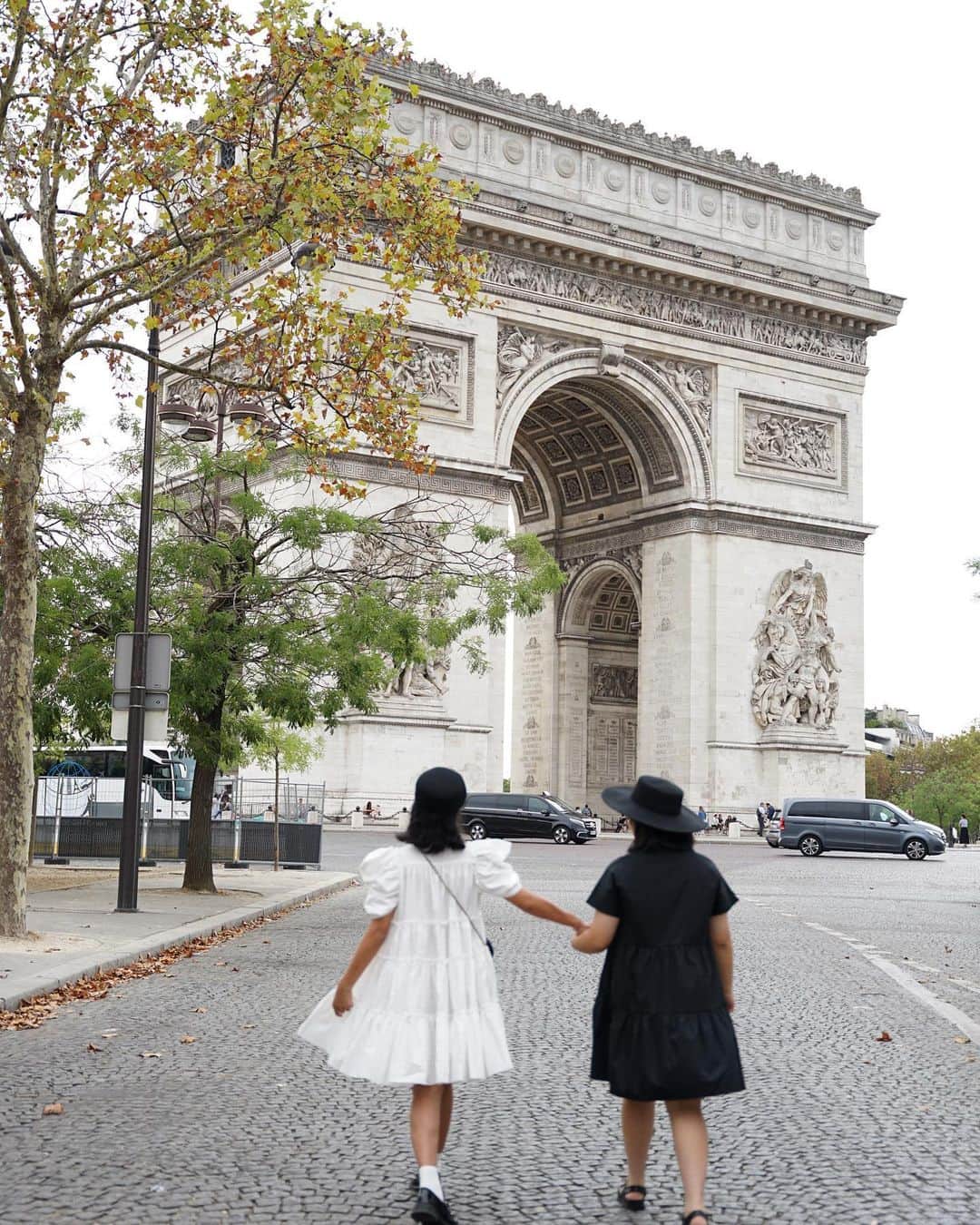 島野ミキのインスタグラム：「・  ⚑ paris arc de triomphe  娘と一緒にオシャレしてparis❤︎ にしても背丈があまり変わらないww  #凱旋門#パリ#パリ旅行#フランス#フランス旅行#France#paris#旅行#海外旅行#travel#traveler#海外#ヨーロッパ#ヨーロッパ旅行#ヨーロッパの街並み#ヨーロッパ周遊#観光#観光スポット#trip#女子旅」