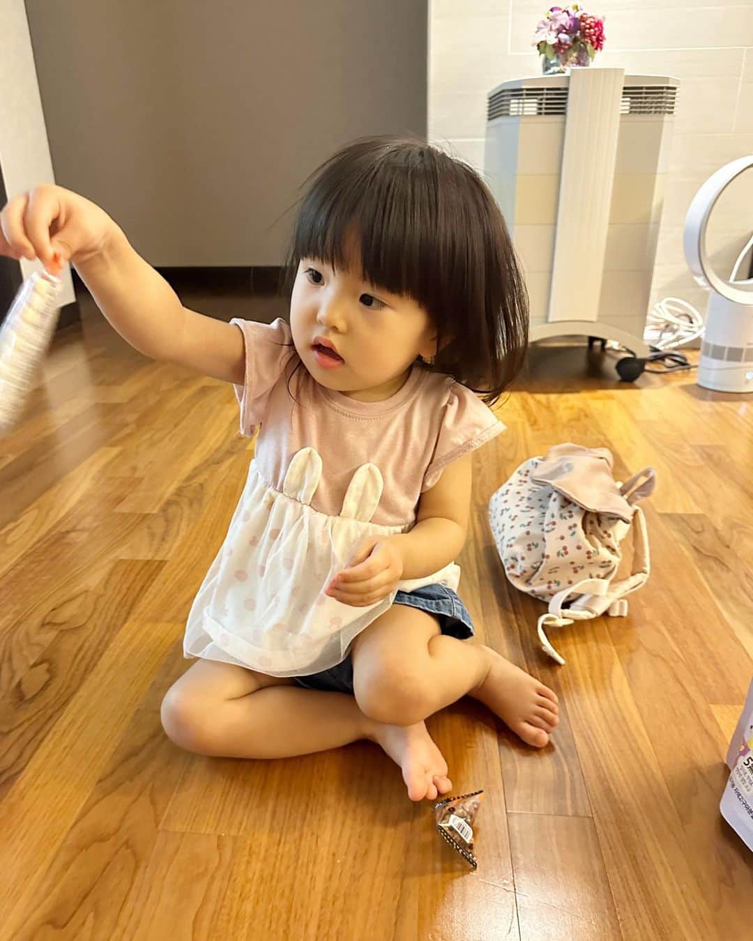 とぎもちさんのインスタグラム写真 - (とぎもちInstagram)「. 娘ちびもち 家に帰ってすぐ 自分のバックをガサゴソ。  残ってたお菓子食べ尽くす。  #ちびもち #とぎもち #とぎもちちびもち #2歳 #女の子 #2歳児女の子 #韓国 #日韓ハーフ #韓国在住 #️⃣2歳児」9月29日 16時39分 - togistagram