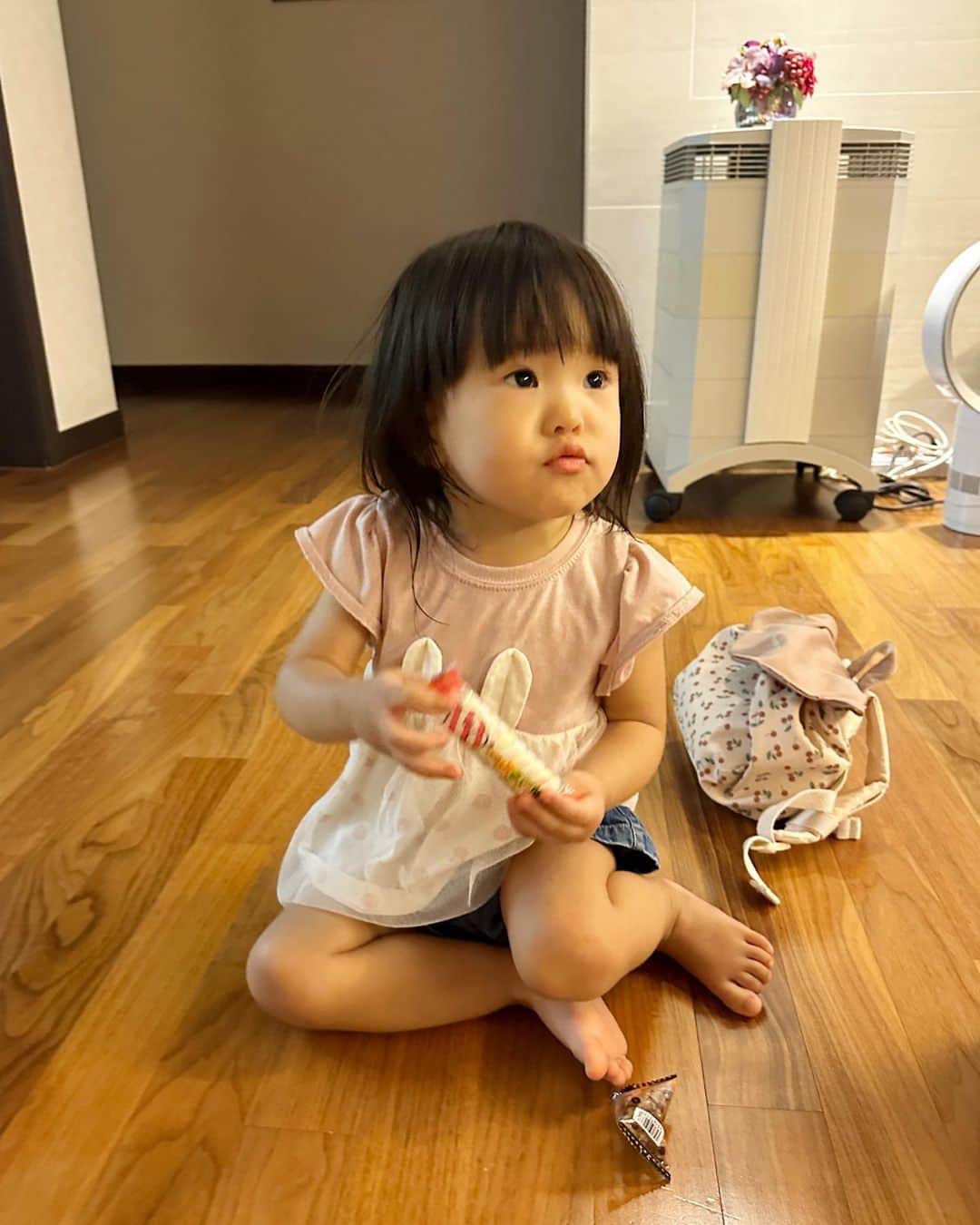 とぎもちさんのインスタグラム写真 - (とぎもちInstagram)「. 娘ちびもち 家に帰ってすぐ 自分のバックをガサゴソ。  残ってたお菓子食べ尽くす。  #ちびもち #とぎもち #とぎもちちびもち #2歳 #女の子 #2歳児女の子 #韓国 #日韓ハーフ #韓国在住 #️⃣2歳児」9月29日 16時39分 - togistagram