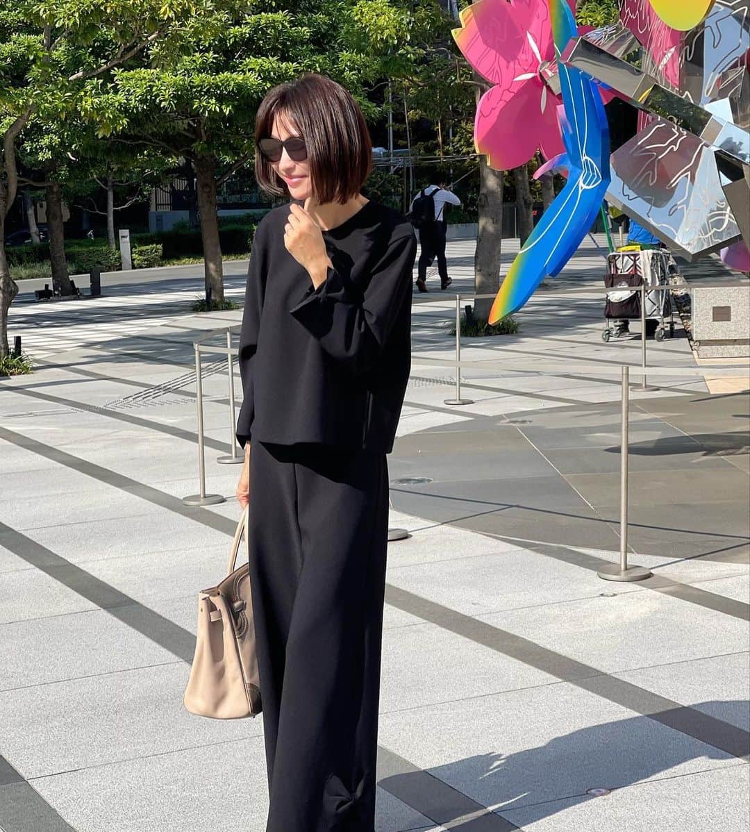 木本泉のインスタグラム：「- 明日からは涼しくなるのかな？🍂  今日も暑かったですね🫠  髪をカットすると頭も軽くなってスッキリ！」