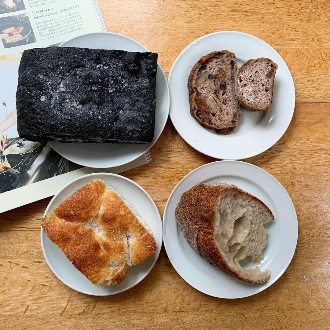 大橋歩のインスタグラム：「マガジンハウスのHanakoとananをずーっと送ってもらっている(ありがたいことです)。さっき新しいHanakoが投函されてた。おしいパン特集でした。もうおいしいパンを求めてわざわざ遠出はしないから見るだけを楽しむ。ページ真ん中あたりに冷蔵したパンをリベイク(焼き立て再現)というのが😊。私は冷凍して保存してるからトースター(食パン、ドライフルーツの入ったパンー今はまってます☺️)と電子レンジ(フォカッチヤとか)で再現してるけどフライパンではした事がありません。試したいと思う☺️。今晩はパンにしよう！話しがとびますがご飯は沢山炊いてこんな風に冷凍してる。ご飯の解凍と温めはレンジだけです。便利な生活😑。」