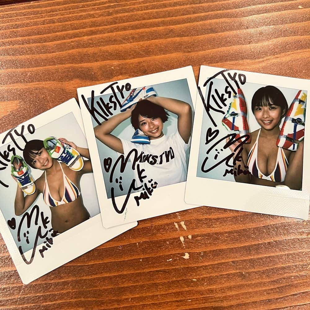 KIKSTYOさんのインスタグラム写真 - (KIKSTYOInstagram)「. 受注締切は10/1日曜日までなのでお見逃しなく!!! 皆様お待ちかねの年に一度の”週刊プレイボーイ"とのトリプルコラボレーション企画!!!  今回のモデルには、桑島海空さんを起用。  2004年生まれ、東京都出身。 SNSで「無加工でも可愛い」と話題になり、小柄さと日に焼けた肌と元気なキャラクターで幅広い年代のファンを獲得。 昨年11月グラビアに初挑戦以来、表紙を次々と飾るなど注目を集めている。  抽選で3名様にサイン入りチェキをプレゼント致します。先着順ではありませんので、ご了承下さい。 注）こちらの商品は予約商品となっております。 注）予約商品のため、注文後のキャンセルはお断りさせて頂きます。  注）画像はサンプルです。インクジェットプリントの為、実際とは若干異なる場合がございます。 受注期間 2023年9月22日(金)～2023年10月1日(日)までとなります。 発送は2023年10月末予定となります。 予約商品のため、到着日のご指定は頂けません。 . New KIKS TYO x MIKU KUWAJIMA x WEEKLY PLAYBOY JAPAN Magazine (aka SHUPURE) tees are available for pre-order at kikstyo.com (Japan) and kikstyoshop.com (International).  Pre-order ends Sunday, Octber 1st, 2023 or while supplies last.  Buy these pre-order tees for a chance to win 1 of 5 autographed "Cheki" photos from MIKU KUWAJIMA. Get 1 entry per purchase. Winners will get an exclusive autographed photo with order.  . #kikstyo #kiksgirls #shupure #週刊プレイボーイ #グラビア #mikukuwajima #桑島海空 #dunksb #dunk #ebay #sandybodecker」9月29日 16時53分 - kikstyo