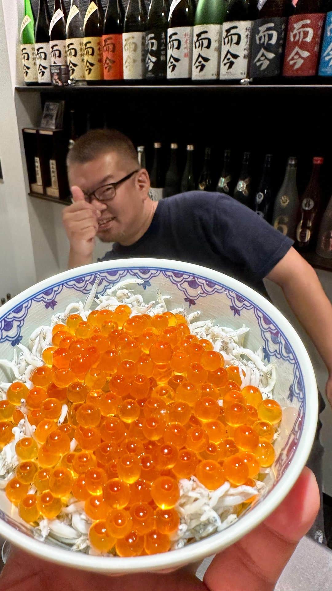 のインスタグラム：「美味しい日本酒がしこたま飲める店、mっ邸。いろんな人から「エムッテイに行きたいんですー」って言われるんで、最初は「あれマッテイって読むんですよー」って訂正してたけど、それすると凄い傷ついた顔しゃはるんで、最近は「エムッテイ美味しいですよー」って訂正しない優しさを持ち合わせています。  #mっ邸 #まってい #痛風丼 #優しさ #バファリンより優しい」
