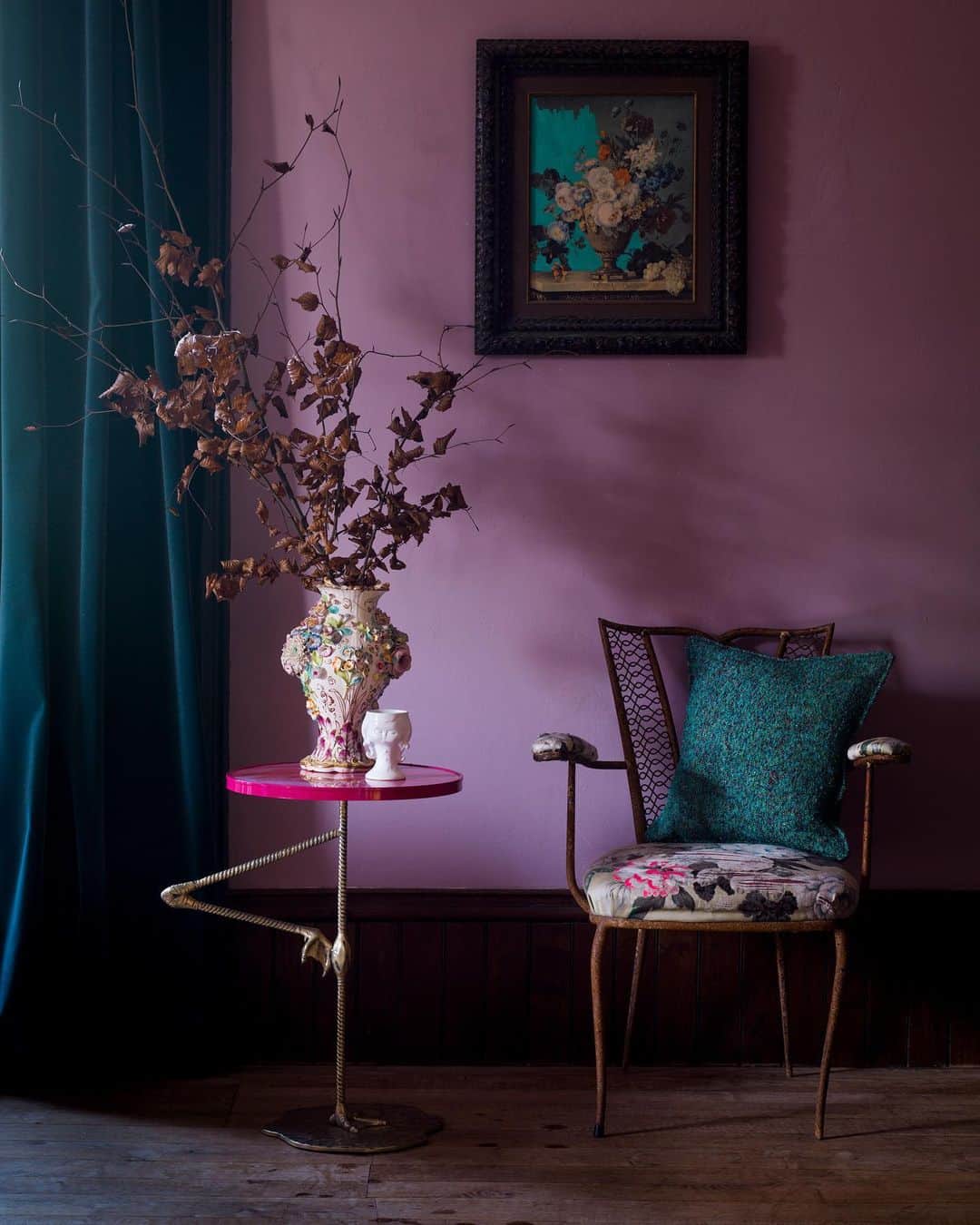 マシューウィリアムソンのインスタグラム：「LIVING BRIGHT   A little brass and resin flamingo table I designed for Duresta a while back…」
