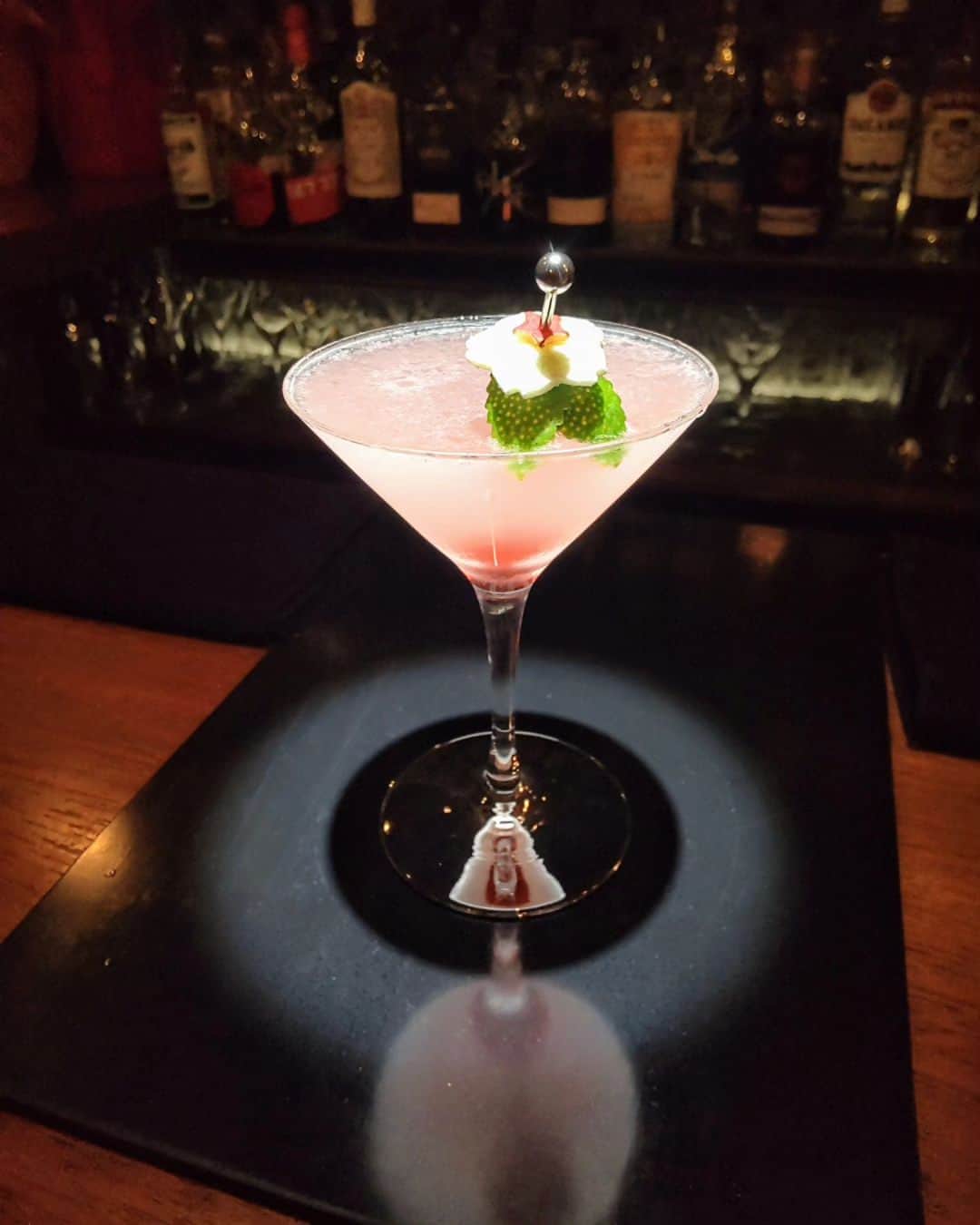 市川みかのインスタグラム：「@bar_hoshi_iris BAR 保志 IRIS  お洒落なカクテル＆ラグジュアリーなお食事＆落ち着いた店内。  大好物の馬肉と生レバーを堪能させていただきました😊 夢の様な時間でした✨  　 #bar保志iris #銀座 #ginza #bar #cocktail #luxury #delicious #gourmet #Instafood #foodies #foodphotography #foodpics #foodgram #foodstagram」
