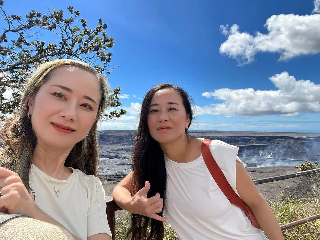 レイチェル・チャンのインスタグラム：「Catching up with my twin sis🌺 ハワイ島の双子の姉家族と合流。久々にキラウエア火山へ🌋火山の女神ペレへご挨拶…奉納フラを長年やっている姉がチャントを捧げるのを手を繋いで体感✨強いエネルギーを浴びてきました。  #ハワイ #ハワイ島 #エイブラハム #エイブラハムクルーズ #エイブラハムの教え #引き寄せ #引き寄せの法則 #キラウエア火山  #hawaii #bigisland #twin  #twinsisters」