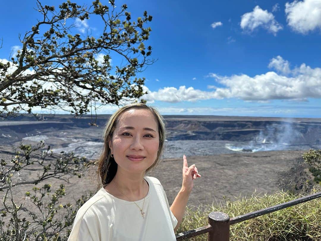 レイチェル・チャンさんのインスタグラム写真 - (レイチェル・チャンInstagram)「Catching up with my twin sis🌺 ハワイ島の双子の姉家族と合流。久々にキラウエア火山へ🌋火山の女神ペレへご挨拶…奉納フラを長年やっている姉がチャントを捧げるのを手を繋いで体感✨強いエネルギーを浴びてきました。  #ハワイ #ハワイ島 #エイブラハム #エイブラハムクルーズ #エイブラハムの教え #引き寄せ #引き寄せの法則 #キラウエア火山  #hawaii #bigisland #twin  #twinsisters」9月29日 16時50分 - rachelchanjpn