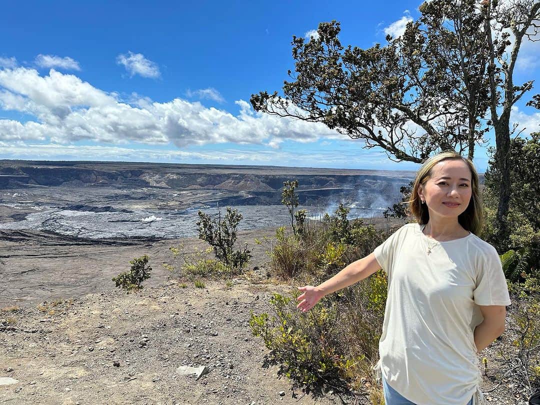 レイチェル・チャンさんのインスタグラム写真 - (レイチェル・チャンInstagram)「Catching up with my twin sis🌺 ハワイ島の双子の姉家族と合流。久々にキラウエア火山へ🌋火山の女神ペレへご挨拶…奉納フラを長年やっている姉がチャントを捧げるのを手を繋いで体感✨強いエネルギーを浴びてきました。  #ハワイ #ハワイ島 #エイブラハム #エイブラハムクルーズ #エイブラハムの教え #引き寄せ #引き寄せの法則 #キラウエア火山  #hawaii #bigisland #twin  #twinsisters」9月29日 16時50分 - rachelchanjpn