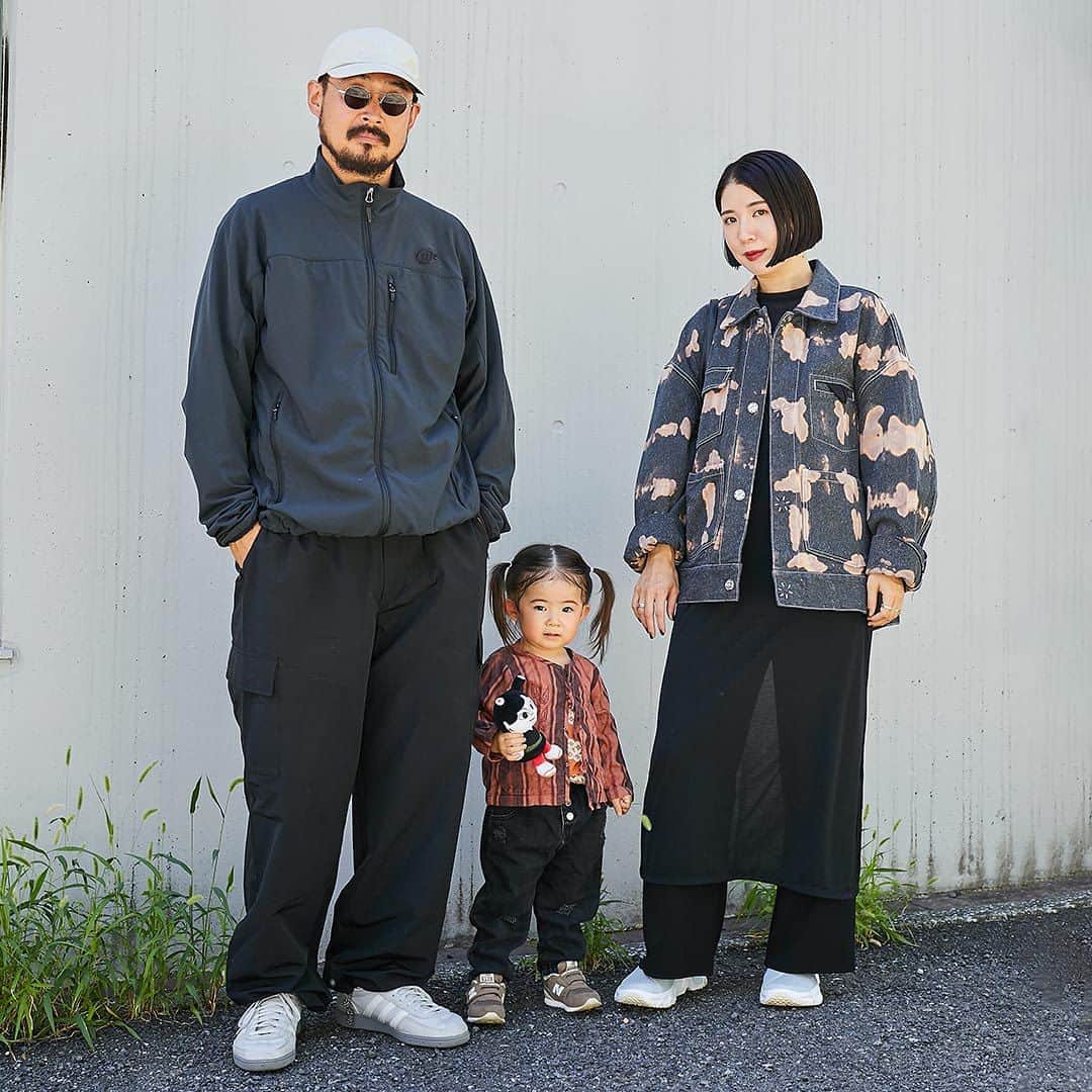 ハグマグ編集部のインスタグラム：「Minamiさん＆優太さん、なぎちゃん・ 1歳  ブラック×ブラウンのカラーリングコーデ🍁  ［mama］ Outer：PSEUDOS One-piece：PHEENY Bottoms：vintage Earring：ASAMI FUJIKAWA Ring：Cartier＆ASAMI FUJIKAWA Bag：LOEWE Shoes：Salomon  ［papa］ Outer：Marmot Bottoms：RWCHE Hat：Patagonia Glasses：YUICHI TOYAMA. Shoes：adidas  ［kids］ Tops：himher Inner：moimoln Bottoms：ZARA Shoes：New Balance ___________________________________  詳しくはウェブサイトの記事で紹介中。プロフィールのリンクからチェックしてね🌼 @hugmug_insta ___________________________________ #hugmug#ハグマグ#親子スナップ#ママファッション#ストリートコーデ#ガーリーカジュアル#秋コーデ#秋ファッション#秋服#リンクコーデ#親子リンク#キッズファッション#キッズスタイル#ママコーデ#ママコーデファッション#カジュアルコーデ#秋色カラー#おしゃれキッズ#ベビー服#男の子コーデ#女の子コーデ#家族コーデ#ファッションスナップ#親子ファッション#家族コーデ#家族写真#家族スナップ#親子リンクコーデ#親子ペアルック#親子装#ハグマグファミリー」
