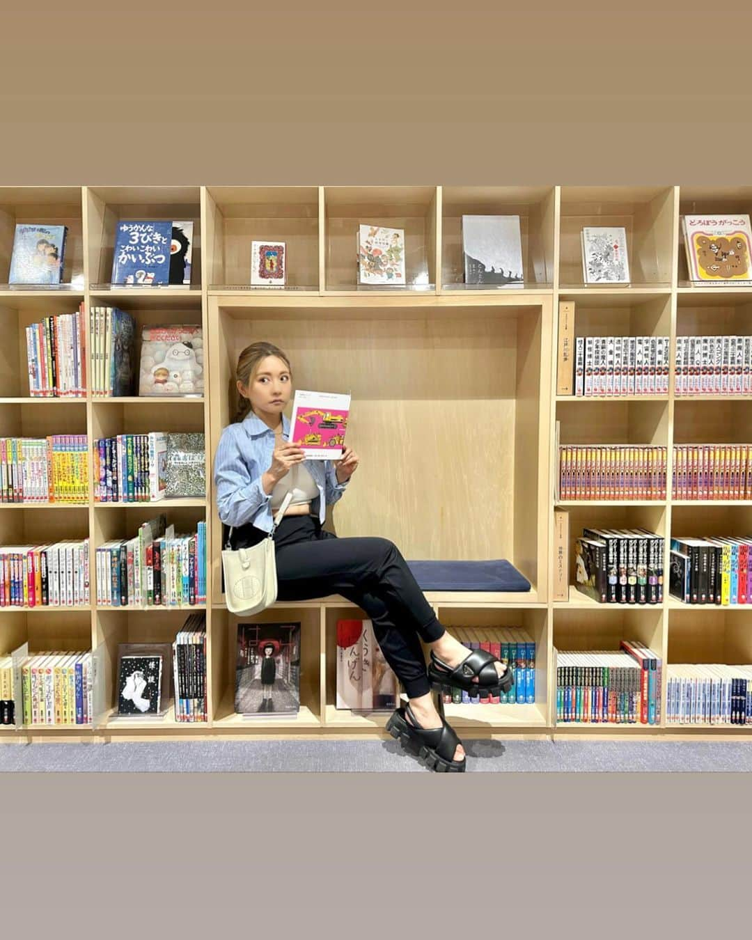 YuhKawasakiさんのインスタグラム写真 - (YuhKawasakiInstagram)「📍こども本の森 📕📘📚🍏 ： ： ： ： ： ： ： #こども本の森#こども本の森中之島 #安藤忠雄#安藤忠雄建築 #中之島#中之島図書館#本棚 #大阪観光#大阪旅行#大阪デート #読書女子 #絵本のある暮らし #絵本収納 #図書館本 #子連れお出かけ #大阪お出かけ#大阪お出かけスポット #大阪子連れお出かけ #大阪子連れ#こどもの森 #絵本棚 #絵本記録 #絵本読み聞かせ #読書の秋 #読書時間 #読書ログ #関西お出かけ#関西お出かけスポット #青りんご#🍏」9月29日 16時56分 - yuhkawasaki