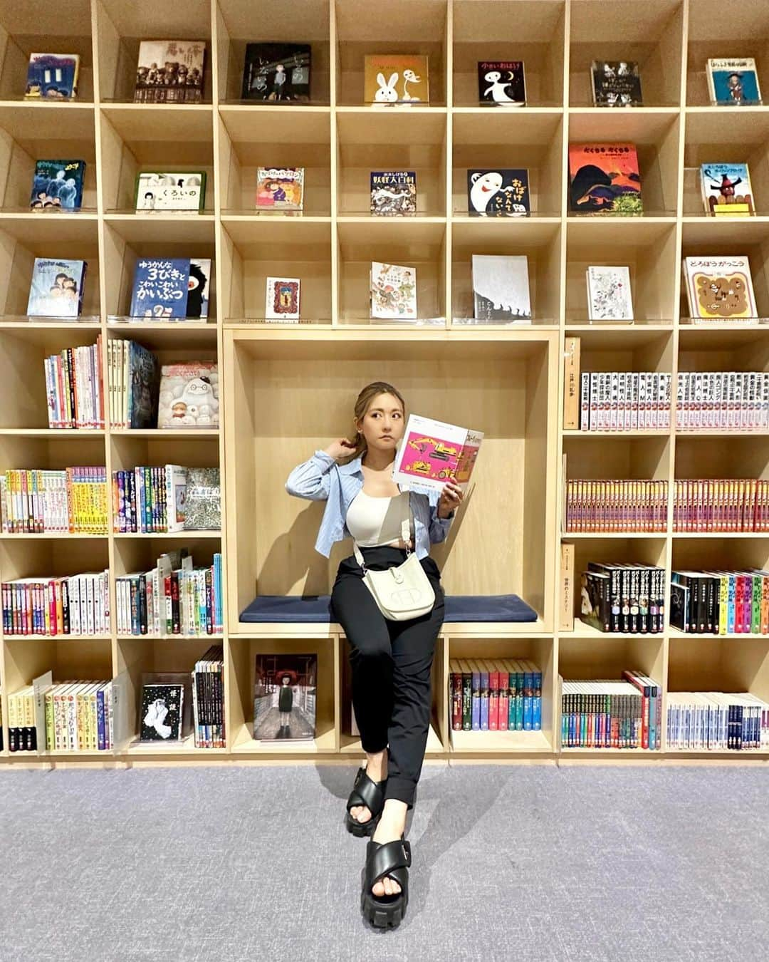 YuhKawasakiさんのインスタグラム写真 - (YuhKawasakiInstagram)「📍こども本の森 📕📘📚🍏 ： ： ： ： ： ： ： #こども本の森#こども本の森中之島 #安藤忠雄#安藤忠雄建築 #中之島#中之島図書館#本棚 #大阪観光#大阪旅行#大阪デート #読書女子 #絵本のある暮らし #絵本収納 #図書館本 #子連れお出かけ #大阪お出かけ#大阪お出かけスポット #大阪子連れお出かけ #大阪子連れ#こどもの森 #絵本棚 #絵本記録 #絵本読み聞かせ #読書の秋 #読書時間 #読書ログ #関西お出かけ#関西お出かけスポット #青りんご#🍏」9月29日 16時56分 - yuhkawasaki