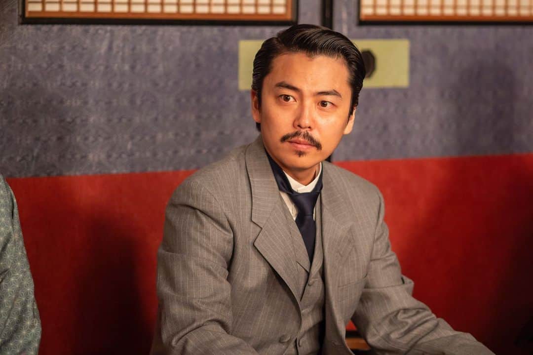 森岡龍のインスタグラム：「#朝ドラらんまん が終わってしまった。 ⁡ 後半戦から参加させて頂きましたが、長く素晴らしいリレーが続いていたので、自分が不意にバトンを落としてしまうんじゃないか、というような妙な緊張感がありました。 ⁡ 皆さま、本当にお疲れ様でした。 ご覧頂いた皆さまにも感謝。 参加出来て嬉しかったです。 ⁡ 写真は白髪の具合によって、初期、中期、後期と変化する相島圭一。 ⁡ 4枚目は撮影がしばらく空いて髭が伸び切っている森岡。※リアル髭での参加でした。」