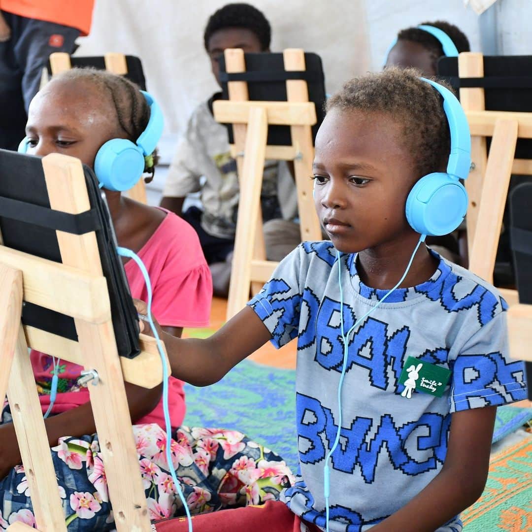 unicefのインスタグラム：「A safe space to learn, heal and play.  That’s what UNICEF is providing for children in Sudan who have been displaced due to the ongoing conflict in the country.  Child-friendly spaces provide children with mental health support, e-learning, clean water and health care.  © UNICEF/UNI432490/Mohamed」