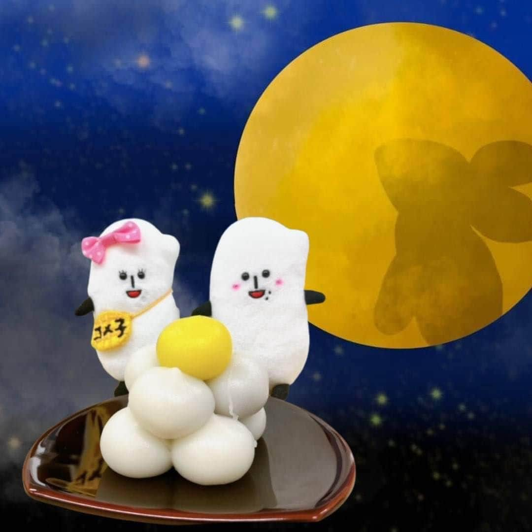 コメ助さんのインスタグラム写真 - (コメ助Instagram)「.  今日は #中秋の名月 🐰🌕✨  コメ子と一緒に #お月見 をしているコメ❣️  . #お月見 は 平安時代に #中国 から #日本 へ伝わり  江戸時代には、その年、 田畑で #野菜 🥬 #果物 🍊を収穫できたことを #月 のように丸いお団子を供え、感謝するようになったらしいコメ✍🏻🥺  . 今年の＂中秋の名月＂は #満月 コメ！  次に ＂中秋の名月＂と ＂満月＂が一致するのは。。 7年後の✨🌕 2030年🌕✨  と〜っても！ 楽しみだコメ🤭🌸  #月 #満月 #月見うどん #月見バーガー 🍔 #食欲の秋 #秋  #十五夜 #グルメ #食いしん坊 🍙」9月29日 17時03分 - komenichiwa