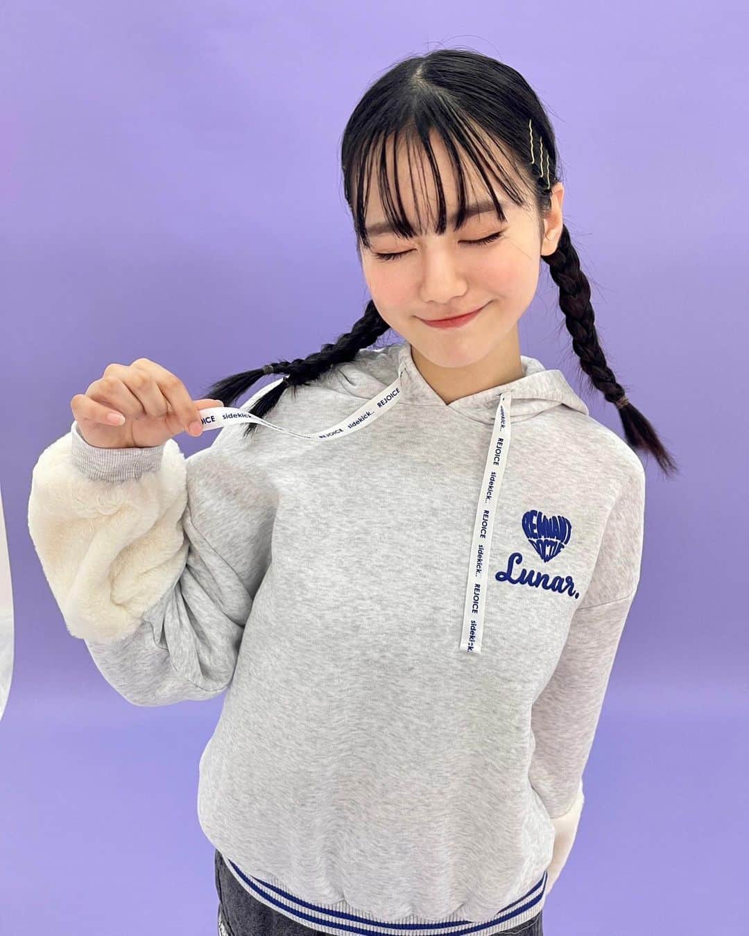 のインスタグラム：「しまむらでモデル撮影だったよ✨ 全国のしまむら店舗とオンラインストアで明日発売されます！   今回は韓国ストリートなテイストでかっこかわいいコーデ！ 売り場でチェックしてくれたら嬉しいな⸜🙌 ⸝   ≪商品情報≫ 【１枚目】 トップス 品番　723-3306　150cm 　　　723-3307　160cm ボトムス 品番　732-1789　150cm 　　　732-1824　160cm 【2枚目】 トップス 品番　723-3290　150cm 　　　723-3291　160cm ボトムス 品番　732-1777　150cm 　　　732-1778　160cm 【3枚目】 トップス 品番　723-3293　150cm 　　　723-3305　160cm ボトムス 品番　732-1779　150cm 　　　732-1780　160cm     〇しまむらオンラインストア https://www.shopshimamura.com/?b=shimamura #PR #しまむらコーデ #しまパト #ストリートファッション #韓国ストリート #韓国っぽコーデ #韓スト #中学生コーデ #小学生コーデ」