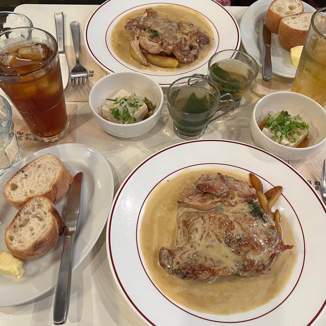 待鳥志織さんのインスタグラム写真 - (待鳥志織Instagram)「至福のランチ！！✨ わんちゃん連れの方も沢山で癒された🐶幸せ... 前だいふく連れてきたことあるけど 美味しかったけん2回目🤍 ゴルゴンゾーラのみならず、 ケーキもぺろっと完食。 ・ #ランチ#駒澤公園ランチ」9月29日 17時05分 - __.shiori_