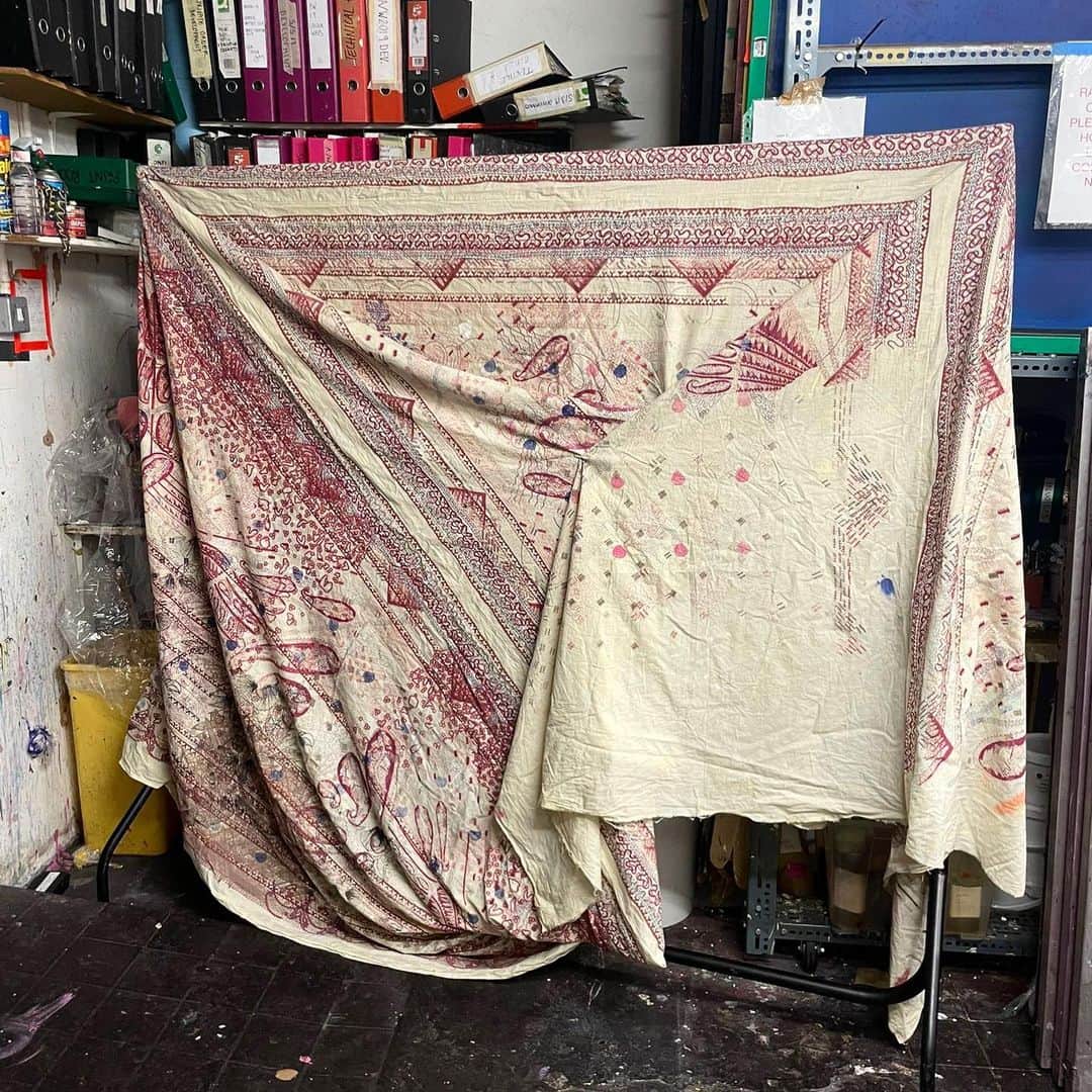 ピアーズアトキンソンのインスタグラム：「🟨 Today is a @zandra_rhodes_ day as we continue to work through her extensive archive - we’ve moved downstairs to her print room - what will we find??!!! 📸 @_jordanwake_ #thezandrarhodescharitablefoundation #zrcf #zandrarhodes 💕」