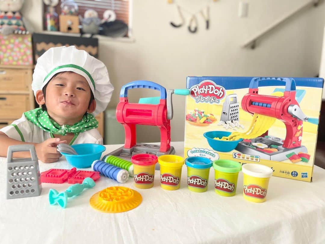ᴋᴀɴᴀᴋöさんのインスタグラム写真 - (ᴋᴀɴᴀᴋöInstagram)「🍝 つくって、ワクワク、ごっこ遊び👨🏻‍🍳🎪💫  ハズブロ様から プレイ・ドー『ねんどでパスタやさん』を いただきました。  コレ🍝 楽しすぎる〜🥰 色々な形や太さのパスタが作れるし、型もたくさんで 無限に遊べるよ👏🏻💯  レンもシェフ👨🏻‍🍳になりきって 色々作ってくれました❣️  他にも『ねんどでいぬのおいしゃさん』『ねんどではいしゃさん』もあって コッチも絶対こどもが喜ぶやーつ👨🏻‍⚕️🫰🏻💕  こむぎねんどなので柔らかくて遊びやすいし、🎁にも オススメです🫶  #プレイドー #こむぎねんど #ハズブロ #ごっこ遊び #PR」9月29日 17時11分 - kanakokko_34_