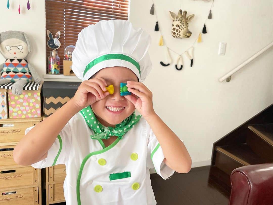 ᴋᴀɴᴀᴋöさんのインスタグラム写真 - (ᴋᴀɴᴀᴋöInstagram)「🍝 つくって、ワクワク、ごっこ遊び👨🏻‍🍳🎪💫  ハズブロ様から プレイ・ドー『ねんどでパスタやさん』を いただきました。  コレ🍝 楽しすぎる〜🥰 色々な形や太さのパスタが作れるし、型もたくさんで 無限に遊べるよ👏🏻💯  レンもシェフ👨🏻‍🍳になりきって 色々作ってくれました❣️  他にも『ねんどでいぬのおいしゃさん』『ねんどではいしゃさん』もあって コッチも絶対こどもが喜ぶやーつ👨🏻‍⚕️🫰🏻💕  こむぎねんどなので柔らかくて遊びやすいし、🎁にも オススメです🫶  #プレイドー #こむぎねんど #ハズブロ #ごっこ遊び #PR」9月29日 17時11分 - kanakokko_34_