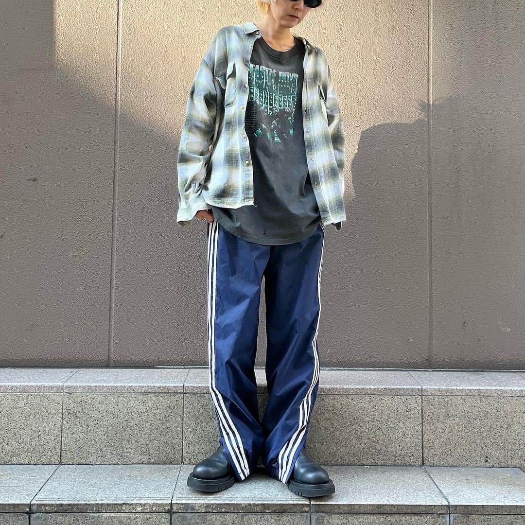 ジャムルのインスタグラム：「1990's～ BEASTIE BOYS ¥18000+tax(19800) . オンブレチェック ネルシャツ ¥6200+tax(6820) . 90's- adidas ナイロンパンツ navy L ¥6200+tax(6820) .  WEB SHOPに入荷しております。 是非ご覧ください。 jammru.com  #お問い合わせはお電話で承ります #jammru #大阪古着屋#心斎橋古着屋#usedmix #vintagetshirt #vintagetee #vintagebandtee#beastieboys  #osaka  #fashion  #streetstyle  #streetfashion  #vtg  #vintage  #used  #usedclothing  #古着 #古着屋 #ファッション #70s #80s #90s」