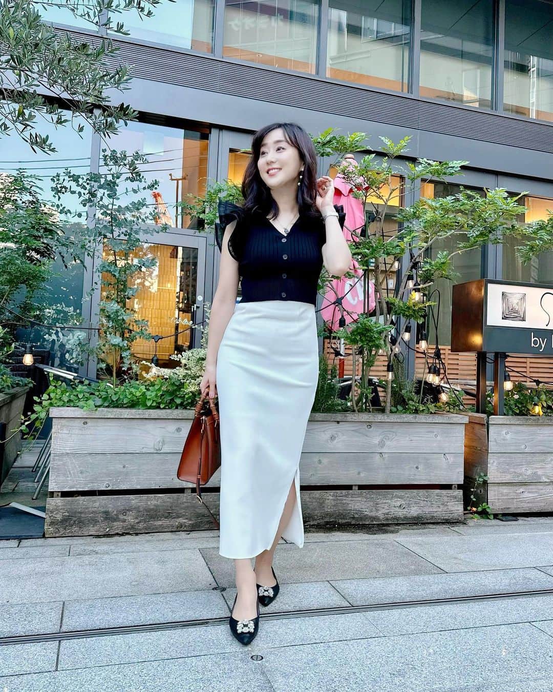 村上麻衣のインスタグラム：「名古屋です。 今日は32度もありました☀️  暑すぎるので半袖。 色と生地は秋物で🖤🤎  Tops @snidel_official  Skirt @loungedress  Pamps @dianashoespress  Bag @gucci   短すぎたショート丈のトップスは、ハイウエストのスカートと合わせれば おへそ出ることなく解決です🤭  #snidel #スナイデル #スナイデルコーデ #アラフォーコーデ #アラフォーファッション #今日のコーデ #fashion#スカート #今日のファッション」