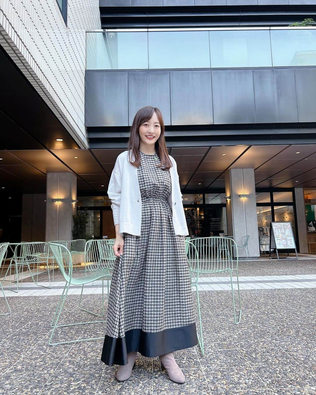 島本真衣のインスタグラム：「明日、土曜日正午から 『中居正広のキャスターな会』🎤 ぜひご覧ください♡  #中居正広のキャスターな会 #ふるさと納税 #返礼品  #冷凍術 #解凍術  #衣装 #ワンピース  #カーディガン @ebure_official   #ピアス #イヤーカフ #リング @agete_official   #ショートブーツ @kanematsu_official」