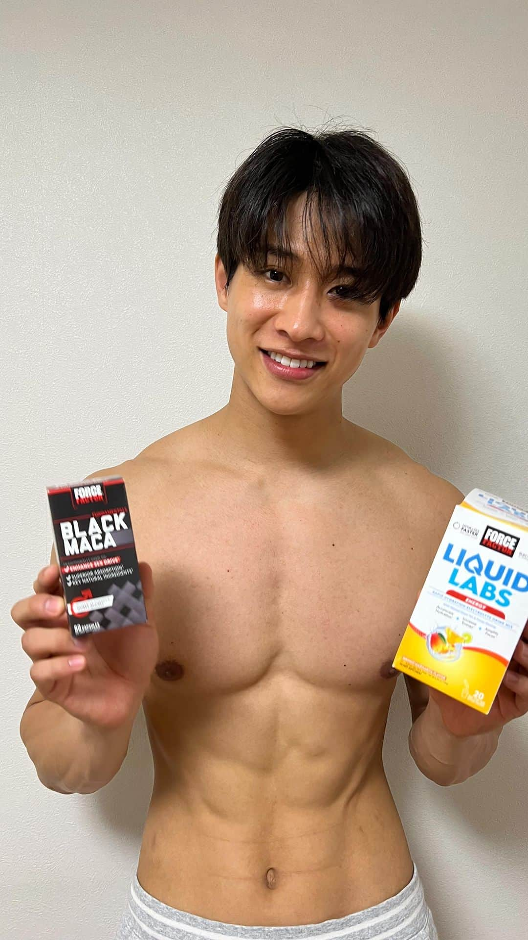 中道理央也のインスタグラム：「【モーニングルーティン】 僕の起床後3分間の行動🕺🕺  寝てる間は栄養が摂れないので、朝は枯渇している状態にあります。栄養が無くなると筋肉を分解して栄養に変えようとするカタボリックが起きてしまいます。 朝からしっかり吸収の良いものを摂るようにしましょう✨  特に朝からご飯を食べられない方は僕が使用してるサプリメントを飲んでみてください！手軽で飲みやすく、朝時間ない人におすすめです！今回は僕がiHerbで購入したForce Factorの2つの商品を紹介👍  商品名:Force Factor, ブラックマカ、60粒 ホルモンバランスをサポートしてくれる優れもの！トレーニングしてなくてもお仕事で疲れ気味な方にもおすすめ🙆‍♂️  商品名：Force Factor, Liquid Labs（リキッドラボ）エネルギー、高速水分補給電解質ドリンクミックス、マンゴーマルゲリータ、スティックパック20本、各8g（0.28オンス） 一般的なスポーツドリンクより電解質は3倍で糖分はなんと10分の1！素早く水分補給をしてくれます！寝てる間は思っている以上に汗をかいている為、水分を補給することが大事です。これは水分+エネルギーを補給して活力を得ることができるので、朝時間無い方におすすめです🫶 普通は水に溶かして飲みますが、僕はビルダー飲みしちゃうタイプです😆  紹介してる2つの商品はiHerbで購入できます！ プロモーションコード: FORCEJP20 このコードを使用するとForce Factorの全商品が20%オフになります✨ 商品ラインナップはこちらから→ https://jp.iherb.com/c/force-factor  みんながiHerbで購入してるオススメ商品もコメントで教えてください！気に入った物はドンドン紹介していきます🙆‍♂️  #pr #forcefactor #フォースファクター #iherb #アイハーブ #栄養補助食品 #マカ #ホルモンバランス #LiquiLabs #エネルギー #高速水分補給 #電解質ドリンク #スティックパウダー」