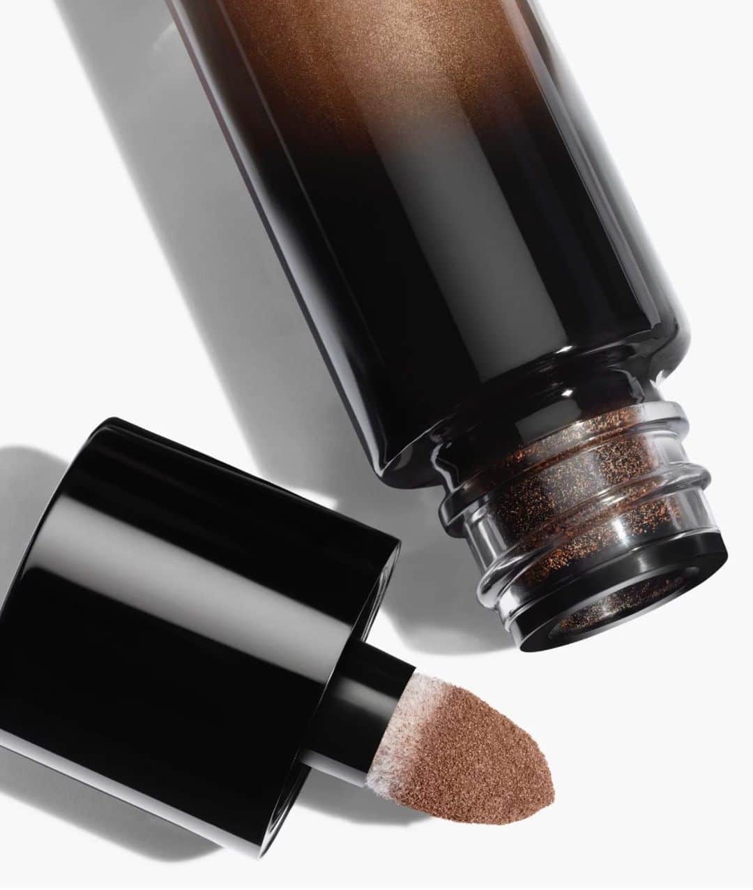 金子エミのインスタグラム：「CHANELから新鮮な限定品が発売！ オンブル プルミエール リーブル ルースパウダー アイシャドウ　シコモア🤎🤍 何とも言えない素敵な色味です。  ロングラスティングな発色で、奥行きのある目もとへ〜👁✨🤎 品番 151402 ¥ 5,720税込価格  特別限定品オンブル プルミエール リーブル  全6 色 コチラは402番、色味がないメイク好きの私としては、たまらない色味🤎🤍  #アイシャドウ #CHANEL#シャネル限定品 #シコモア #奥行きがすごい」