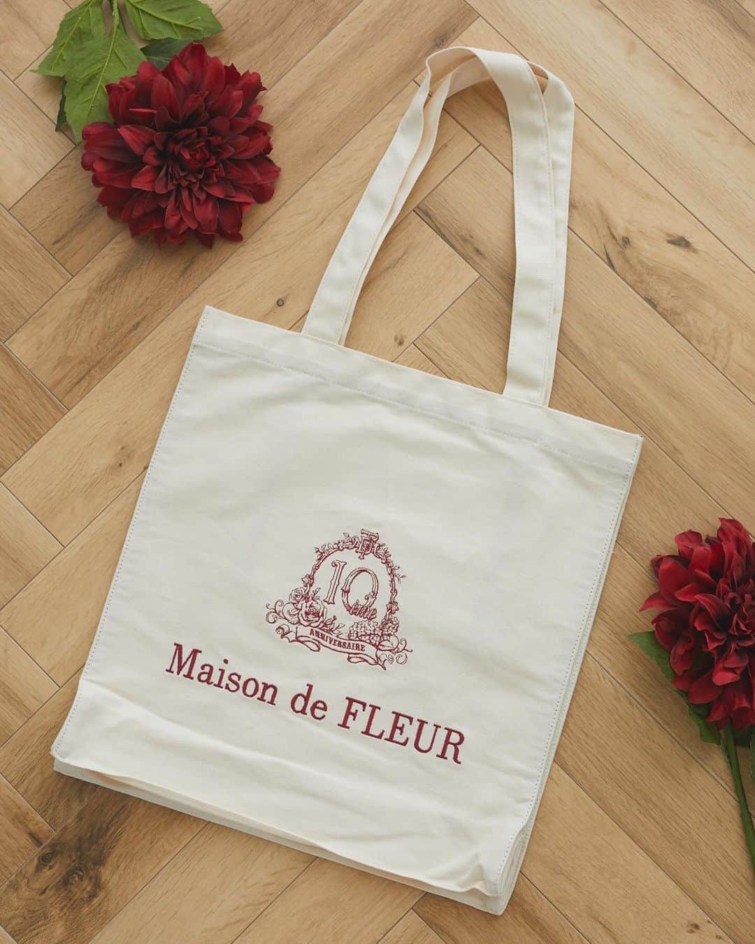 maisondefleur_pressさんのインスタグラム写真 - (maisondefleur_pressInstagram)「【10eme anniversaire】  10周年を記念した特別なEC限定アイテムが登場🎂  10周年の特別なブランドロゴを 10色の刺繍であしらった キャンバス生地のトートバッグ🕊  ---------------------------  ○公式通販ストライプクラブ ○ZOZOTOWN 10/3(tue)20:00～  ---------------------------  - Point01 - Maison de FLEURではめずらしい 「イエロー」や「オレンジ」が カラー展開に入っている10色展開✨️  - Point02 - ロゴ刺繍をカラーにすることでデイリー使いしやすく、 コーディネートにも合わせやすい♪  - Point03 - A4サイズ対応のスクエアフォルムと マチがあるので荷物もたっぷり収納可能。  長めのハンドルで肩にもかけやすく、持ち運びも楽々♪  さっと取り出したい小物を入れられる 便利な内ポケット付きで機能性抜群◎  - Point04 - 内側はロゴ刺繍と同じカラーのパイピングデザインで 開けた時も可愛いアクセントに！  ━━━━━━━━━━━━━━━ ☑EC限定10eme anniversaireスクエアトート ￥3,950 tax in Light Pink,Pink,Red,Yellow,Orange, Lavender,Mint,Sax,Brown,Black . . #maisondefleur #メゾンドフルール #10ème #anniversaire #トート #トートバッグ #サブバッグ #キャンバストート #刺繍 #大人可愛い #秋の新作 #大人かわいい #ギフト #gift #giftideas #プレゼント #イベントコーデ #お出かけコーデ #推しカラー #推し活グッズ  #推し活 #web限定 #限定アイテム #限定デザイン」9月29日 17時19分 - maisondefleur_press