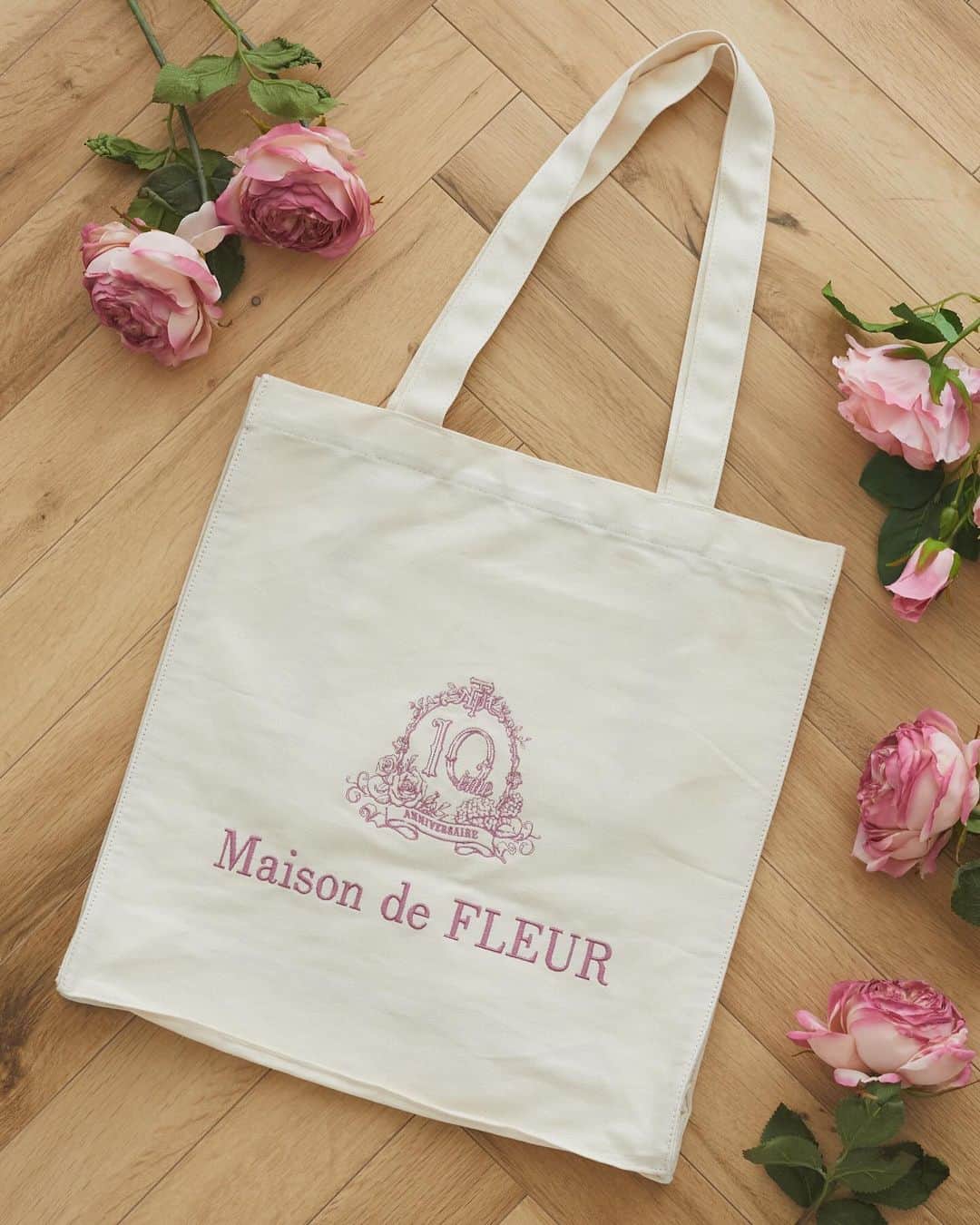 maisondefleur_pressさんのインスタグラム写真 - (maisondefleur_pressInstagram)「【10eme anniversaire】  10周年を記念した特別なEC限定アイテムが登場🎂  10周年の特別なブランドロゴを 10色の刺繍であしらった キャンバス生地のトートバッグ🕊  ---------------------------  ○公式通販ストライプクラブ ○ZOZOTOWN 10/3(tue)20:00～  ---------------------------  - Point01 - Maison de FLEURではめずらしい 「イエロー」や「オレンジ」が カラー展開に入っている10色展開✨️  - Point02 - ロゴ刺繍をカラーにすることでデイリー使いしやすく、 コーディネートにも合わせやすい♪  - Point03 - A4サイズ対応のスクエアフォルムと マチがあるので荷物もたっぷり収納可能。  長めのハンドルで肩にもかけやすく、持ち運びも楽々♪  さっと取り出したい小物を入れられる 便利な内ポケット付きで機能性抜群◎  - Point04 - 内側はロゴ刺繍と同じカラーのパイピングデザインで 開けた時も可愛いアクセントに！  ━━━━━━━━━━━━━━━ ☑EC限定10eme anniversaireスクエアトート ￥3,950 tax in Light Pink,Pink,Red,Yellow,Orange, Lavender,Mint,Sax,Brown,Black . . #maisondefleur #メゾンドフルール #10ème #anniversaire #トート #トートバッグ #サブバッグ #キャンバストート #刺繍 #大人可愛い #秋の新作 #大人かわいい #ギフト #gift #giftideas #プレゼント #イベントコーデ #お出かけコーデ #推しカラー #推し活グッズ  #推し活 #web限定 #限定アイテム #限定デザイン」9月29日 17時19分 - maisondefleur_press