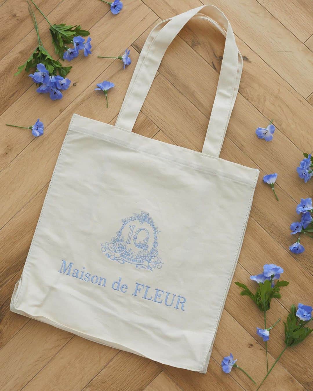 maisondefleur_pressさんのインスタグラム写真 - (maisondefleur_pressInstagram)「【10eme anniversaire】  10周年を記念した特別なEC限定アイテムが登場🎂  10周年の特別なブランドロゴを 10色の刺繍であしらった キャンバス生地のトートバッグ🕊  ---------------------------  ○公式通販ストライプクラブ ○ZOZOTOWN 10/3(tue)20:00～  ---------------------------  - Point01 - Maison de FLEURではめずらしい 「イエロー」や「オレンジ」が カラー展開に入っている10色展開✨️  - Point02 - ロゴ刺繍をカラーにすることでデイリー使いしやすく、 コーディネートにも合わせやすい♪  - Point03 - A4サイズ対応のスクエアフォルムと マチがあるので荷物もたっぷり収納可能。  長めのハンドルで肩にもかけやすく、持ち運びも楽々♪  さっと取り出したい小物を入れられる 便利な内ポケット付きで機能性抜群◎  - Point04 - 内側はロゴ刺繍と同じカラーのパイピングデザインで 開けた時も可愛いアクセントに！  ━━━━━━━━━━━━━━━ ☑EC限定10eme anniversaireスクエアトート ￥3,950 tax in Light Pink,Pink,Red,Yellow,Orange, Lavender,Mint,Sax,Brown,Black . . #maisondefleur #メゾンドフルール #10ème #anniversaire #トート #トートバッグ #サブバッグ #キャンバストート #刺繍 #大人可愛い #秋の新作 #大人かわいい #ギフト #gift #giftideas #プレゼント #イベントコーデ #お出かけコーデ #推しカラー #推し活グッズ  #推し活 #web限定 #限定アイテム #限定デザイン」9月29日 17時19分 - maisondefleur_press