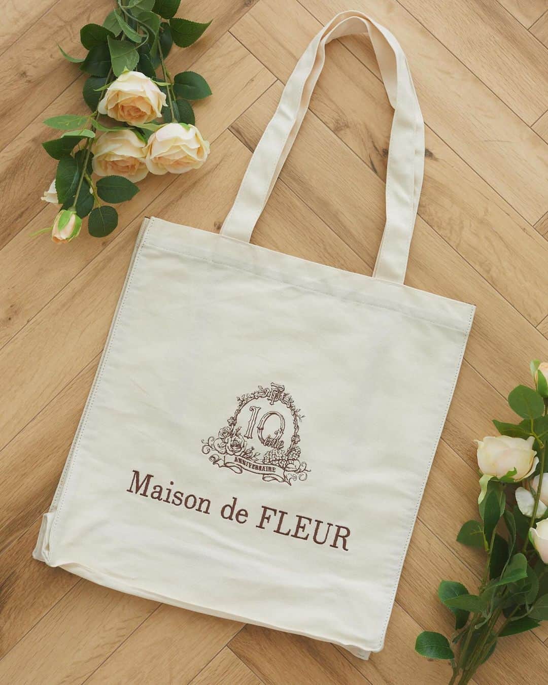 maisondefleur_pressさんのインスタグラム写真 - (maisondefleur_pressInstagram)「【10eme anniversaire】  10周年を記念した特別なEC限定アイテムが登場🎂  10周年の特別なブランドロゴを 10色の刺繍であしらった キャンバス生地のトートバッグ🕊  ---------------------------  ○公式通販ストライプクラブ ○ZOZOTOWN 10/3(tue)20:00～  ---------------------------  - Point01 - Maison de FLEURではめずらしい 「イエロー」や「オレンジ」が カラー展開に入っている10色展開✨️  - Point02 - ロゴ刺繍をカラーにすることでデイリー使いしやすく、 コーディネートにも合わせやすい♪  - Point03 - A4サイズ対応のスクエアフォルムと マチがあるので荷物もたっぷり収納可能。  長めのハンドルで肩にもかけやすく、持ち運びも楽々♪  さっと取り出したい小物を入れられる 便利な内ポケット付きで機能性抜群◎  - Point04 - 内側はロゴ刺繍と同じカラーのパイピングデザインで 開けた時も可愛いアクセントに！  ━━━━━━━━━━━━━━━ ☑EC限定10eme anniversaireスクエアトート ￥3,950 tax in Light Pink,Pink,Red,Yellow,Orange, Lavender,Mint,Sax,Brown,Black . . #maisondefleur #メゾンドフルール #10ème #anniversaire #トート #トートバッグ #サブバッグ #キャンバストート #刺繍 #大人可愛い #秋の新作 #大人かわいい #ギフト #gift #giftideas #プレゼント #イベントコーデ #お出かけコーデ #推しカラー #推し活グッズ  #推し活 #web限定 #限定アイテム #限定デザイン」9月29日 17時19分 - maisondefleur_press