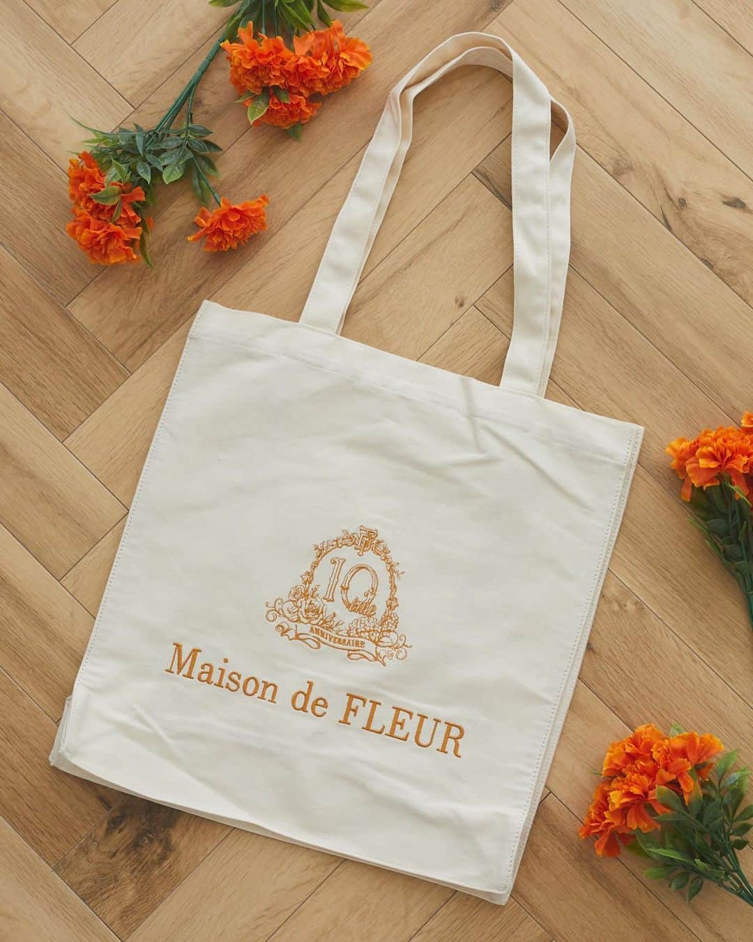 maisondefleur_pressさんのインスタグラム写真 - (maisondefleur_pressInstagram)「【10eme anniversaire】  10周年を記念した特別なEC限定アイテムが登場🎂  10周年の特別なブランドロゴを 10色の刺繍であしらった キャンバス生地のトートバッグ🕊  ---------------------------  ○公式通販ストライプクラブ ○ZOZOTOWN 10/3(tue)20:00～  ---------------------------  - Point01 - Maison de FLEURではめずらしい 「イエロー」や「オレンジ」が カラー展開に入っている10色展開✨️  - Point02 - ロゴ刺繍をカラーにすることでデイリー使いしやすく、 コーディネートにも合わせやすい♪  - Point03 - A4サイズ対応のスクエアフォルムと マチがあるので荷物もたっぷり収納可能。  長めのハンドルで肩にもかけやすく、持ち運びも楽々♪  さっと取り出したい小物を入れられる 便利な内ポケット付きで機能性抜群◎  - Point04 - 内側はロゴ刺繍と同じカラーのパイピングデザインで 開けた時も可愛いアクセントに！  ━━━━━━━━━━━━━━━ ☑EC限定10eme anniversaireスクエアトート ￥3,950 tax in Light Pink,Pink,Red,Yellow,Orange, Lavender,Mint,Sax,Brown,Black . . #maisondefleur #メゾンドフルール #10ème #anniversaire #トート #トートバッグ #サブバッグ #キャンバストート #刺繍 #大人可愛い #秋の新作 #大人かわいい #ギフト #gift #giftideas #プレゼント #イベントコーデ #お出かけコーデ #推しカラー #推し活グッズ  #推し活 #web限定 #限定アイテム #限定デザイン」9月29日 17時19分 - maisondefleur_press