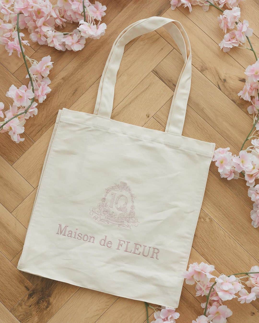 maisondefleur_pressさんのインスタグラム写真 - (maisondefleur_pressInstagram)「【10eme anniversaire】  10周年を記念した特別なEC限定アイテムが登場🎂  10周年の特別なブランドロゴを 10色の刺繍であしらった キャンバス生地のトートバッグ🕊  ---------------------------  ○公式通販ストライプクラブ ○ZOZOTOWN 10/3(tue)20:00～  ---------------------------  - Point01 - Maison de FLEURではめずらしい 「イエロー」や「オレンジ」が カラー展開に入っている10色展開✨️  - Point02 - ロゴ刺繍をカラーにすることでデイリー使いしやすく、 コーディネートにも合わせやすい♪  - Point03 - A4サイズ対応のスクエアフォルムと マチがあるので荷物もたっぷり収納可能。  長めのハンドルで肩にもかけやすく、持ち運びも楽々♪  さっと取り出したい小物を入れられる 便利な内ポケット付きで機能性抜群◎  - Point04 - 内側はロゴ刺繍と同じカラーのパイピングデザインで 開けた時も可愛いアクセントに！  ━━━━━━━━━━━━━━━ ☑EC限定10eme anniversaireスクエアトート ￥3,950 tax in Light Pink,Pink,Red,Yellow,Orange, Lavender,Mint,Sax,Brown,Black . . #maisondefleur #メゾンドフルール #10ème #anniversaire #トート #トートバッグ #サブバッグ #キャンバストート #刺繍 #大人可愛い #秋の新作 #大人かわいい #ギフト #gift #giftideas #プレゼント #イベントコーデ #お出かけコーデ #推しカラー #推し活グッズ  #推し活 #web限定 #限定アイテム #限定デザイン」9月29日 17時19分 - maisondefleur_press
