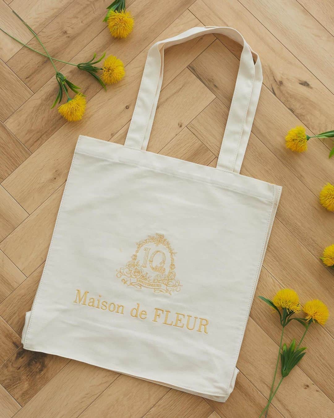 maisondefleur_pressさんのインスタグラム写真 - (maisondefleur_pressInstagram)「【10eme anniversaire】  10周年を記念した特別なEC限定アイテムが登場🎂  10周年の特別なブランドロゴを 10色の刺繍であしらった キャンバス生地のトートバッグ🕊  ---------------------------  ○公式通販ストライプクラブ ○ZOZOTOWN 10/3(tue)20:00～  ---------------------------  - Point01 - Maison de FLEURではめずらしい 「イエロー」や「オレンジ」が カラー展開に入っている10色展開✨️  - Point02 - ロゴ刺繍をカラーにすることでデイリー使いしやすく、 コーディネートにも合わせやすい♪  - Point03 - A4サイズ対応のスクエアフォルムと マチがあるので荷物もたっぷり収納可能。  長めのハンドルで肩にもかけやすく、持ち運びも楽々♪  さっと取り出したい小物を入れられる 便利な内ポケット付きで機能性抜群◎  - Point04 - 内側はロゴ刺繍と同じカラーのパイピングデザインで 開けた時も可愛いアクセントに！  ━━━━━━━━━━━━━━━ ☑EC限定10eme anniversaireスクエアトート ￥3,950 tax in Light Pink,Pink,Red,Yellow,Orange, Lavender,Mint,Sax,Brown,Black . . #maisondefleur #メゾンドフルール #10ème #anniversaire #トート #トートバッグ #サブバッグ #キャンバストート #刺繍 #大人可愛い #秋の新作 #大人かわいい #ギフト #gift #giftideas #プレゼント #イベントコーデ #お出かけコーデ #推しカラー #推し活グッズ  #推し活 #web限定 #限定アイテム #限定デザイン」9月29日 17時19分 - maisondefleur_press